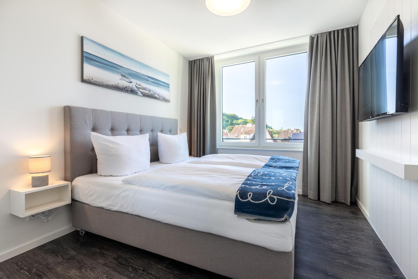 Godewindpark Travemünde Godewindpark Travemünde 3-17 Travemünde - Schlafzimmer "2" mit Boxspringbett und Flatscreen-TV