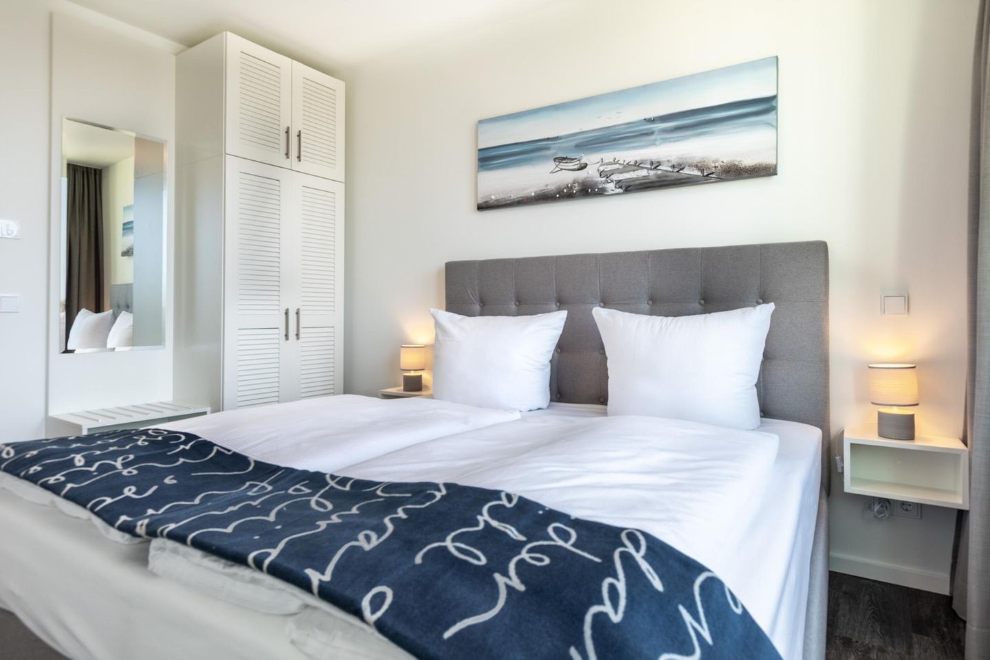 Godewindpark Travemünde Godewindpark Travemünde 3-17 Travemünde - Schlafzimmer mit Boxspringbett und Kleiderschrank