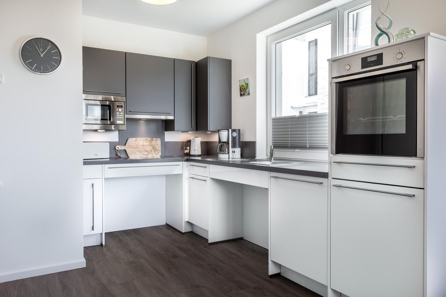 Aparthotel Ostseeallee Aparthotel Ostseeallee 1-01 Boltenhagen - Offene Küche mit Backofen, Geschirrsüler und Mikrowelle