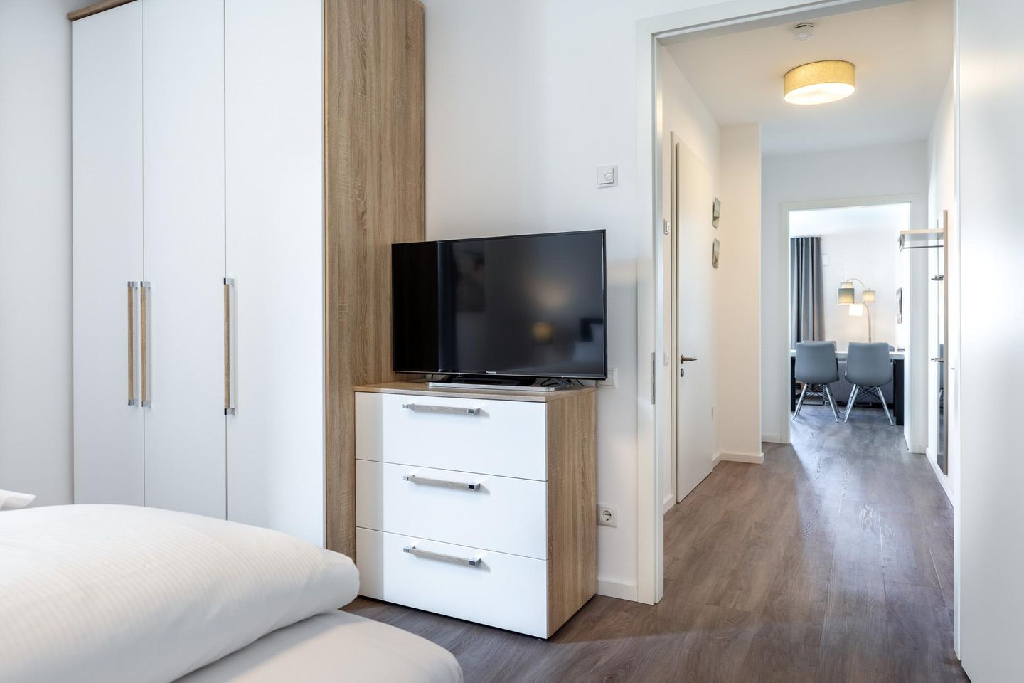 Aparthotel Ostseeallee Aparthotel Ostseeallee 1-01 Boltenhagen - Schlafzimmer mit Kleiderschrank und Flatscreen-TV