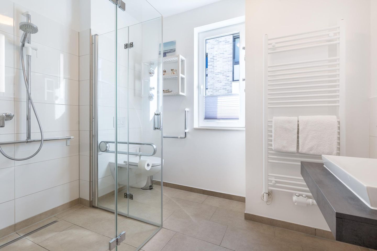 Aparthotel Ostseeallee Aparthotel Ostseeallee 1-01 Boltenhagen - Badezimmer mit Dusche und Waschtisch