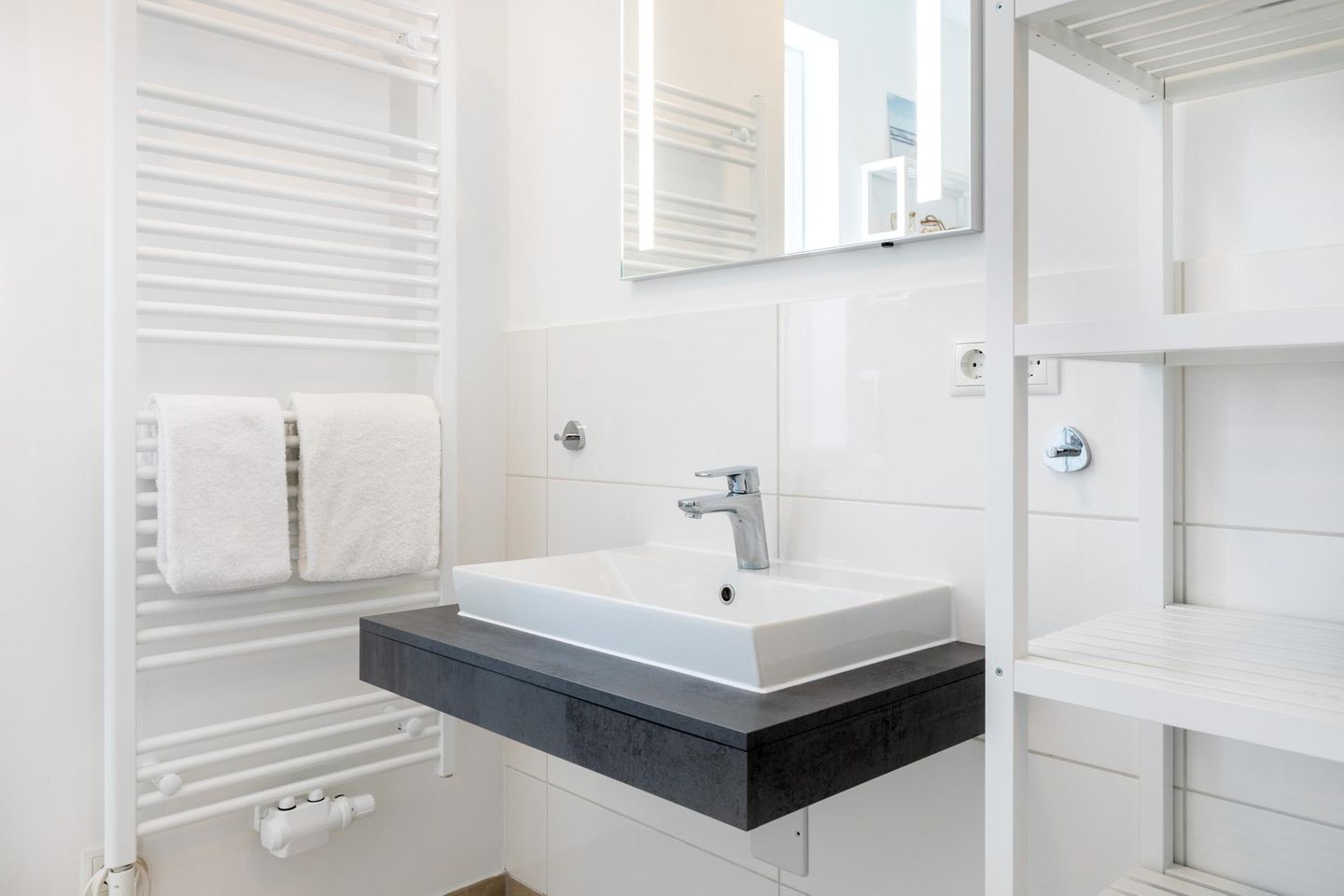 Aparthotel Ostseeallee Aparthotel Ostseeallee 1-01 Boltenhagen - Badezimmer mit Waschtisch