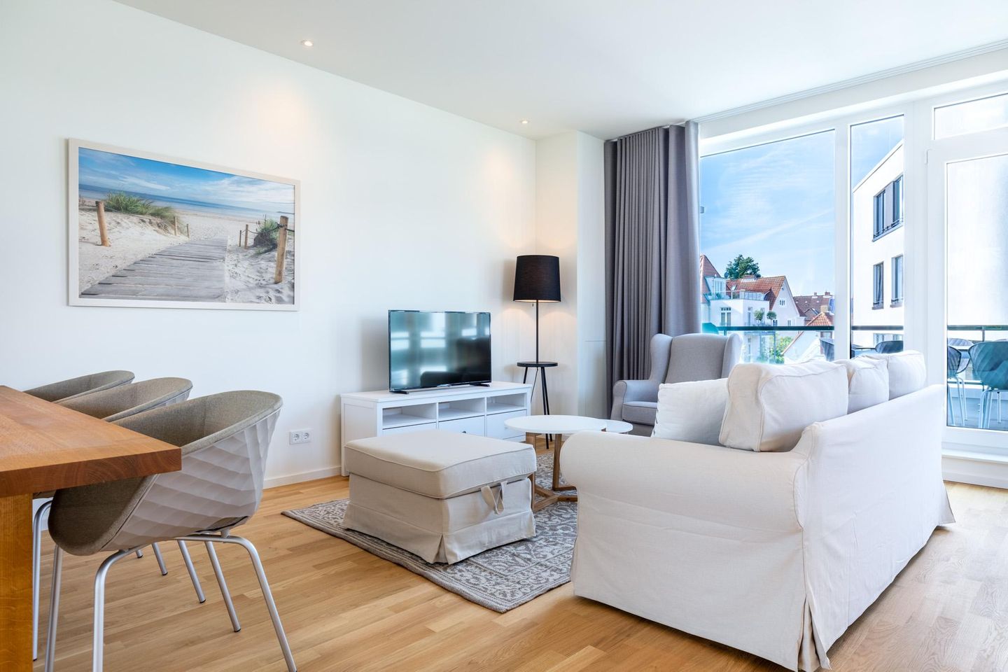 Villa Godewindpark Travemünde Villa Godewindpark Travemünde 02 Travemünde - Wohnbereich mit Couch, Sessel, Couchtisch und TV