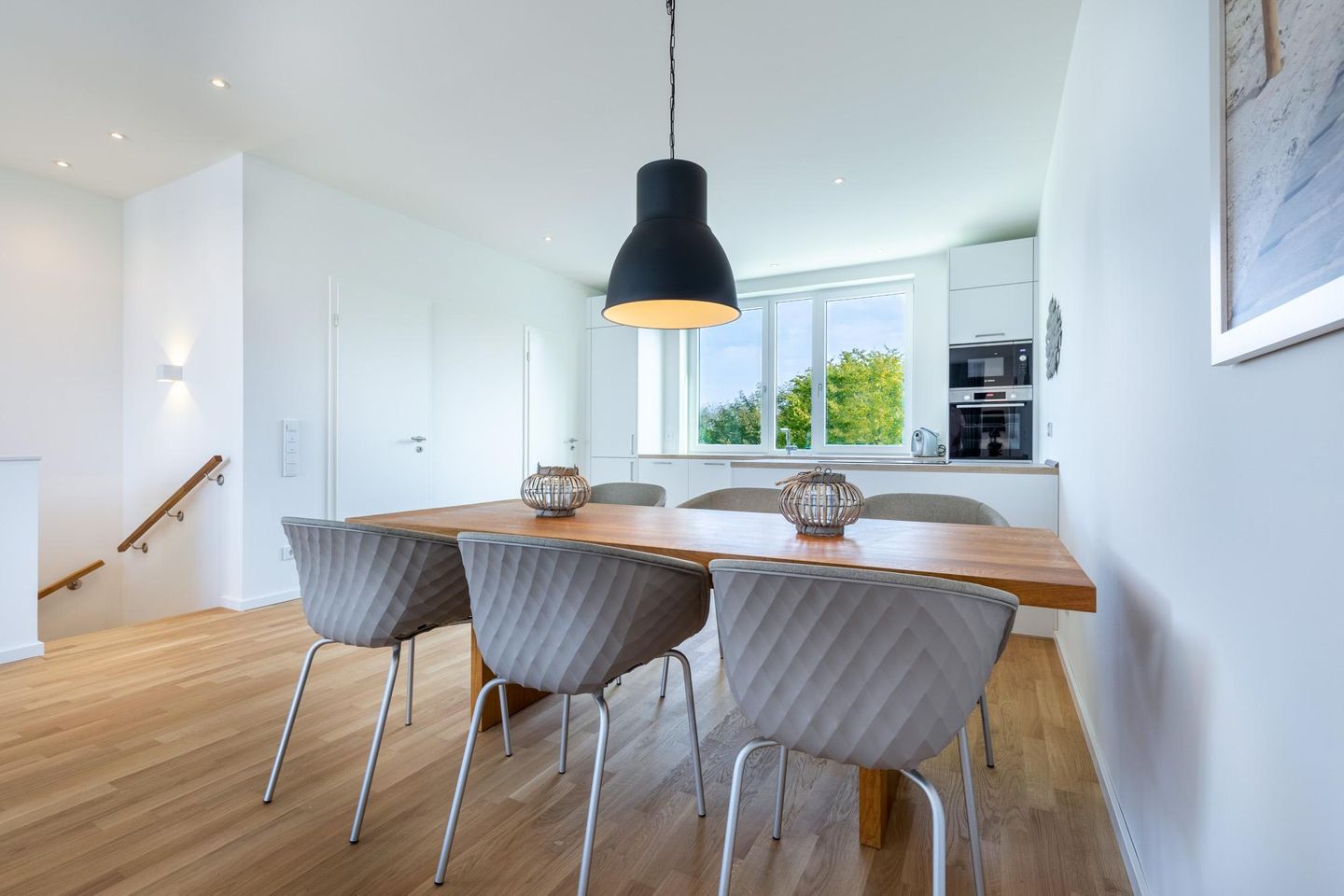 Villa Godewindpark Travemünde Villa Godewindpark Travemünde 02 Travemünde - Wohn-Essbereich mit Esstisch und Sitzgelegenheit