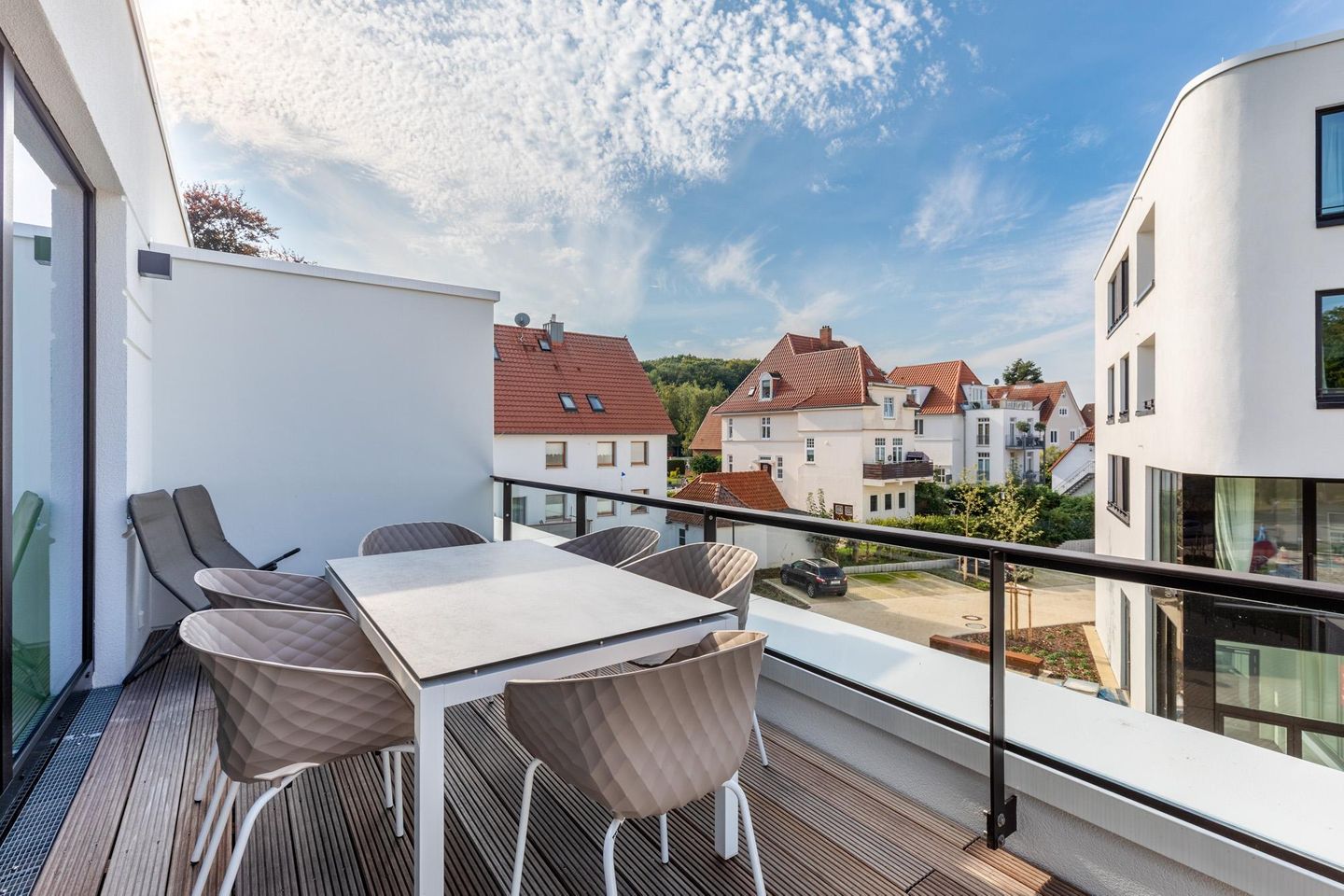 Villa Godewindpark Travemünde Villa Godewindpark Travemünde 02 Travemünde - Balkon mit Tisch und Sitzgelegenheiten