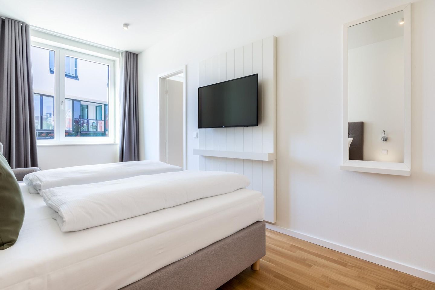 Villa Godewindpark Travemünde Villa Godewindpark Travemünde 02 Travemünde - Schlafzimmer mit Boxspringbett und TV