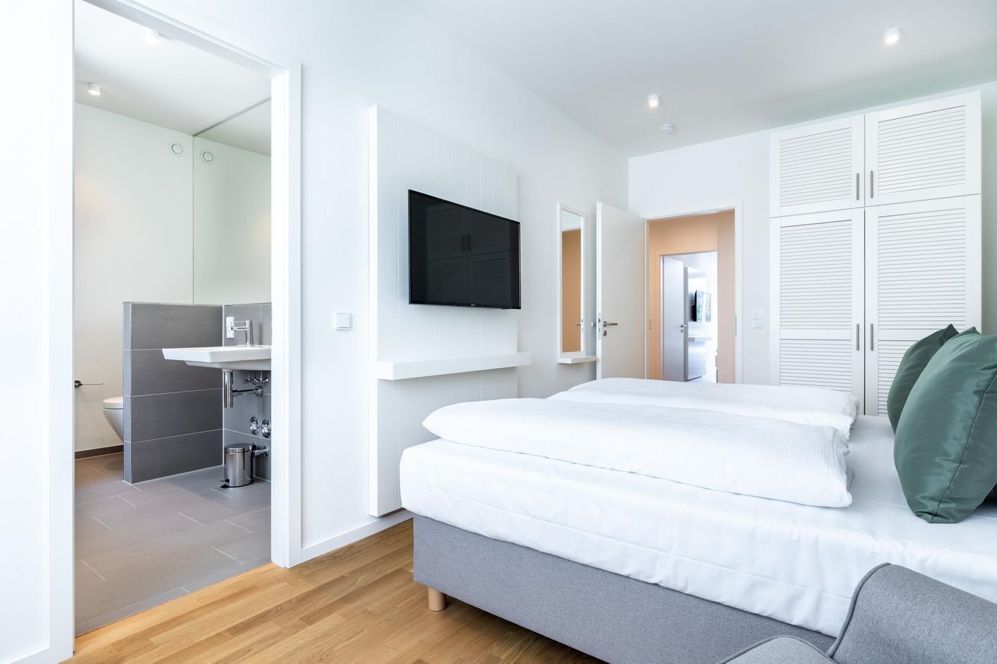 Villa Godewindpark Travemünde Villa Godewindpark Travemünde 02 Travemünde - Schlafzimmer mit Zugang zum Badezimmer