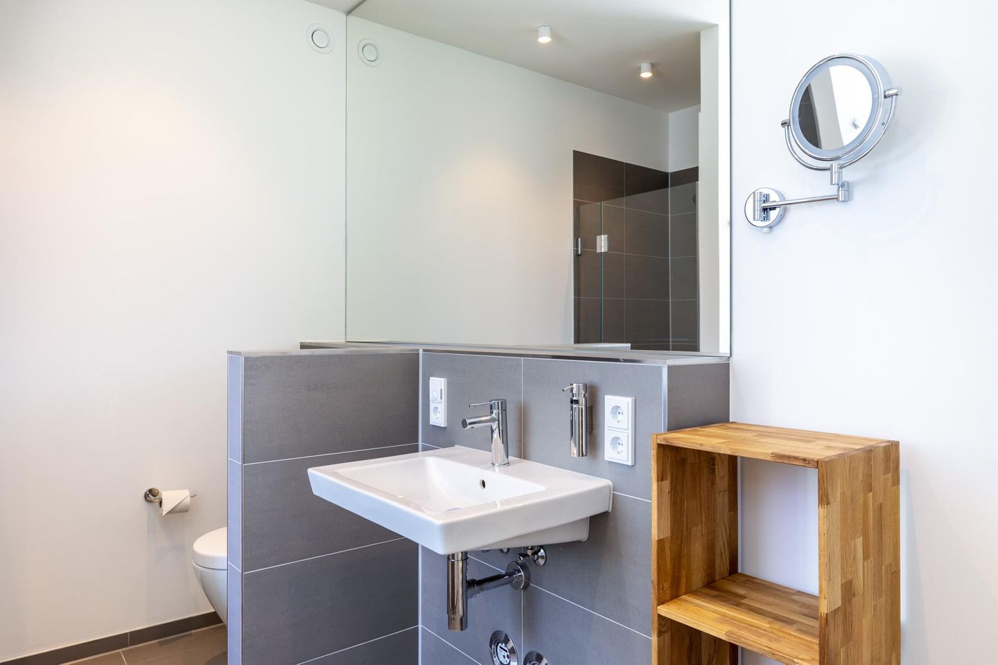 Villa Godewindpark Travemünde Villa Godewindpark Travemünde 02 Travemünde - Badezimmer mit Waschtisch und Spiegel