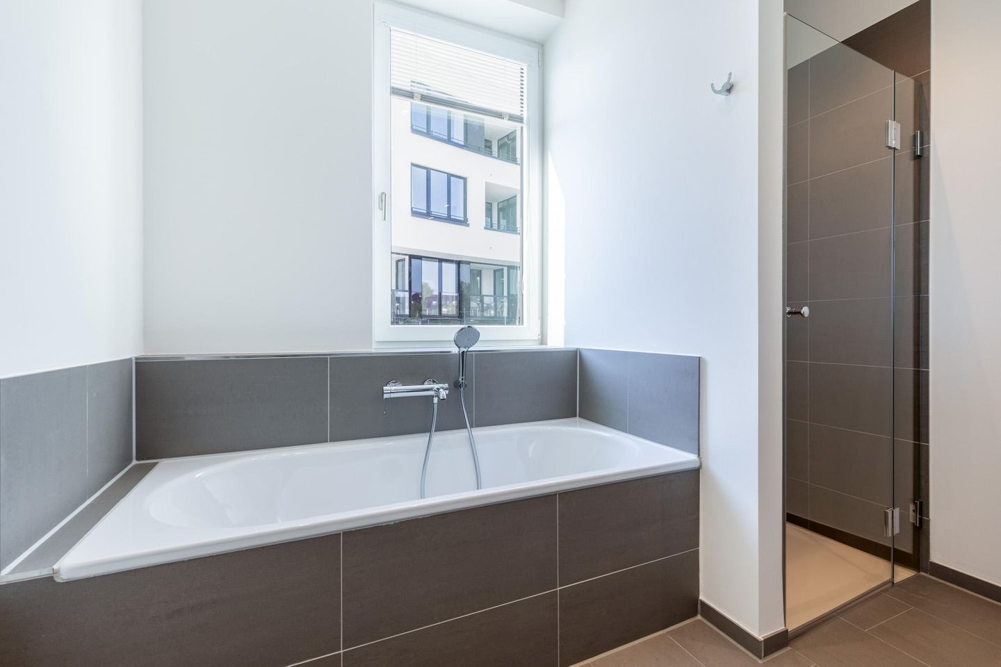 Villa Godewindpark Travemünde Villa Godewindpark Travemünde 02 Travemünde - Badezimmer mit Badewanne und Dusche