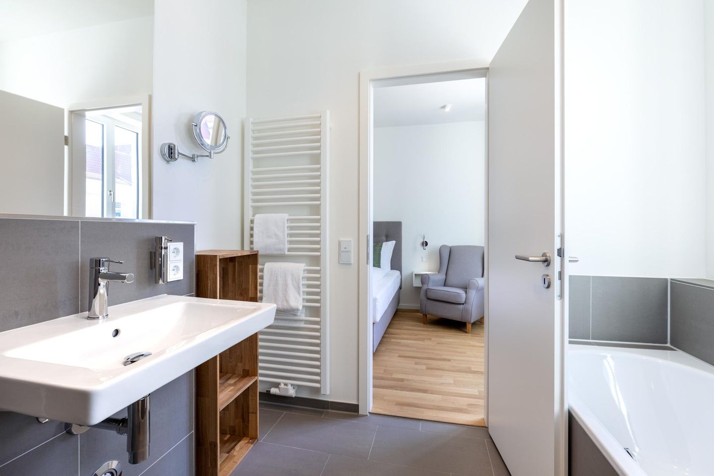 Villa Godewindpark Travemünde Villa Godewindpark Travemünde 02 Travemünde - Badezimmer mit Zugang zum Schlafzimmer