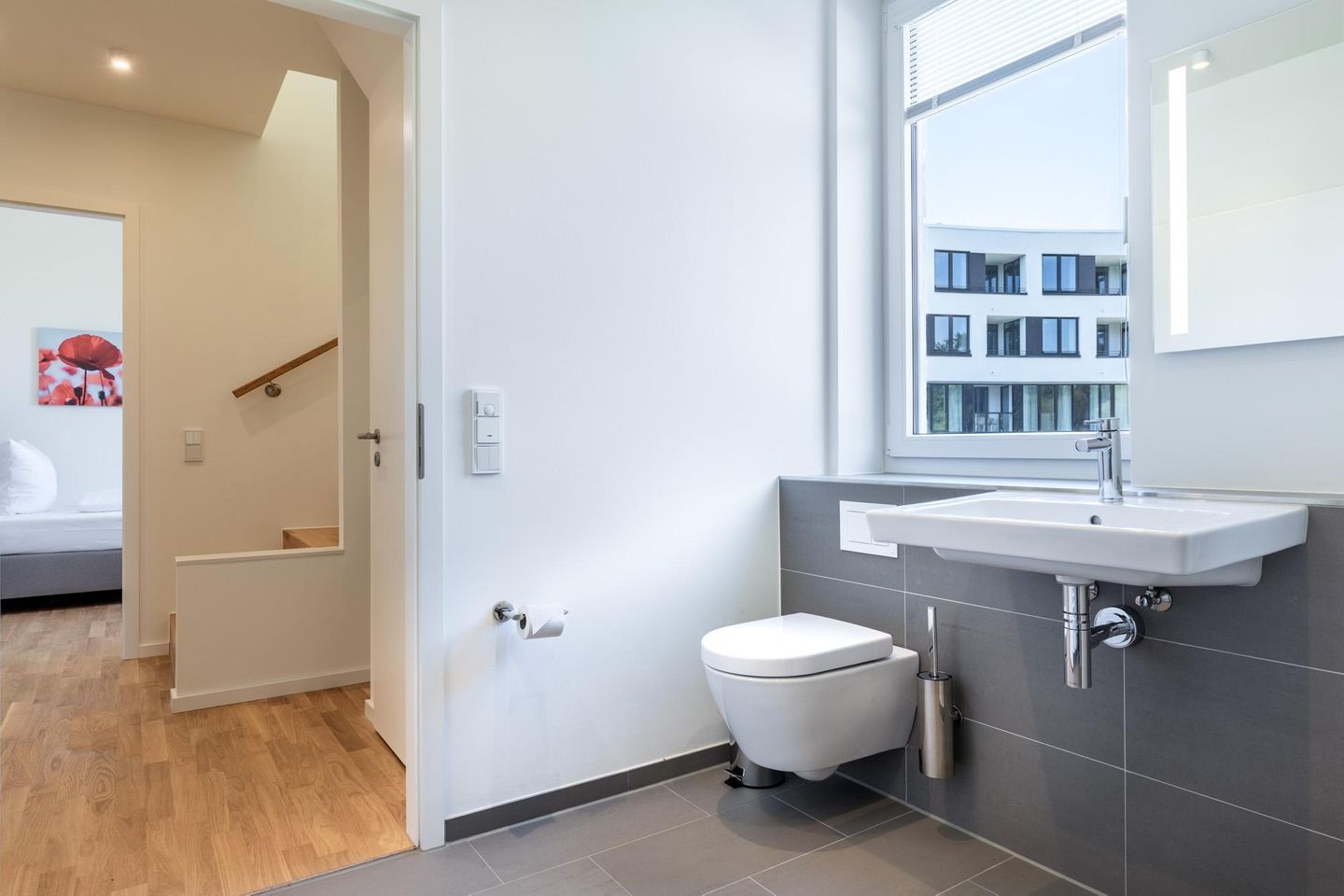 Villa Godewindpark Travemünde Villa Godewindpark Travemünde 02 Travemünde - Badezimmer mit WC, Waschtisch und Spiegel