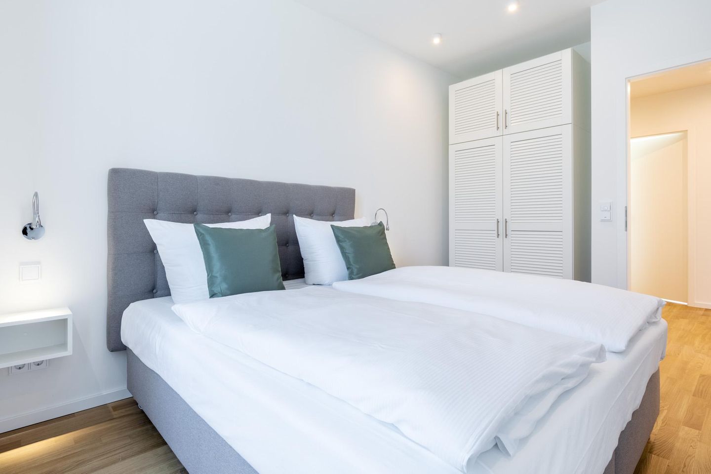 Villa Godewindpark Travemünde Villa Godewindpark Travemünde 02 Travemünde - Schlafzimmer mit Boxspringbett und Kleiderschrank