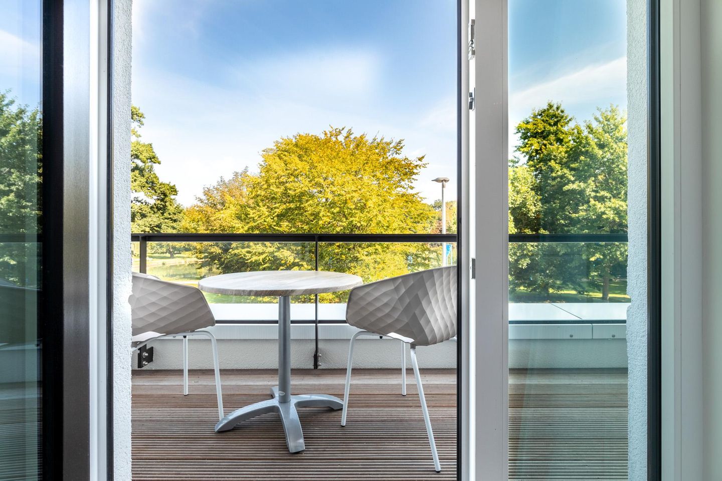 Villa Godewindpark Travemünde Villa Godewindpark Travemünde 02 Travemünde - Balkon mit Tisch und Sitzgelegenheiten