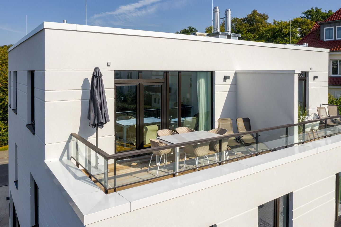 Villa Godewindpark Travemünde Villa Godewindpark Travemünde 02 Travemünde - Balkon mit Sonnenschirm und Sonnenliegen