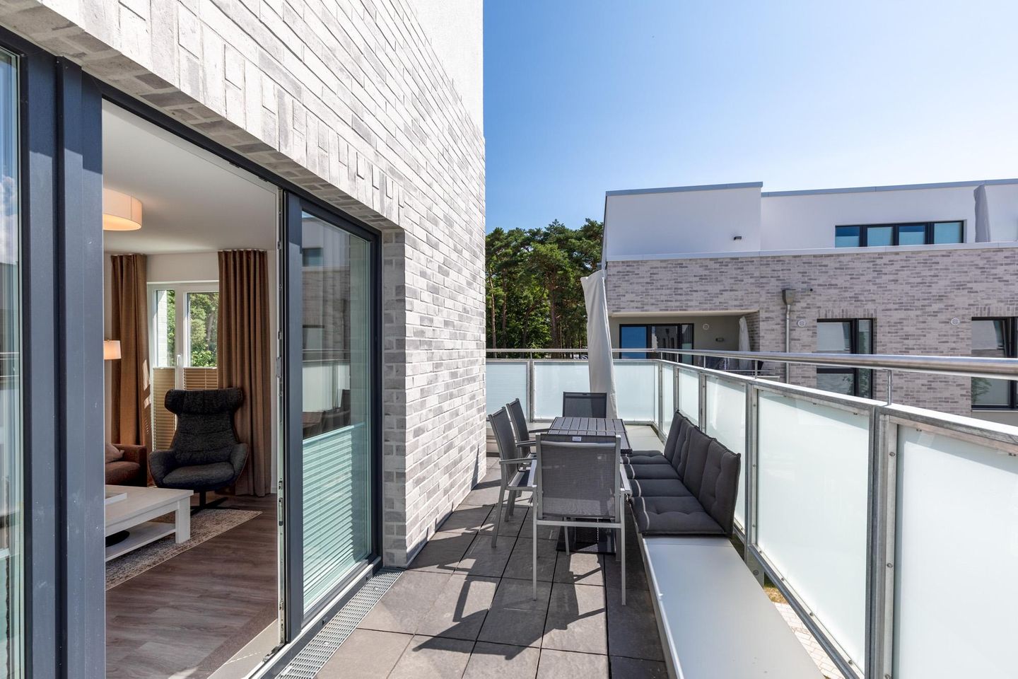 Aparthotel Ostseeallee Aparthotel Ostseeallee 1-03 Boltenhagen - Dachterrasse mit Sitzgelegenheit und Zugang zum Wohn-/Essbereich