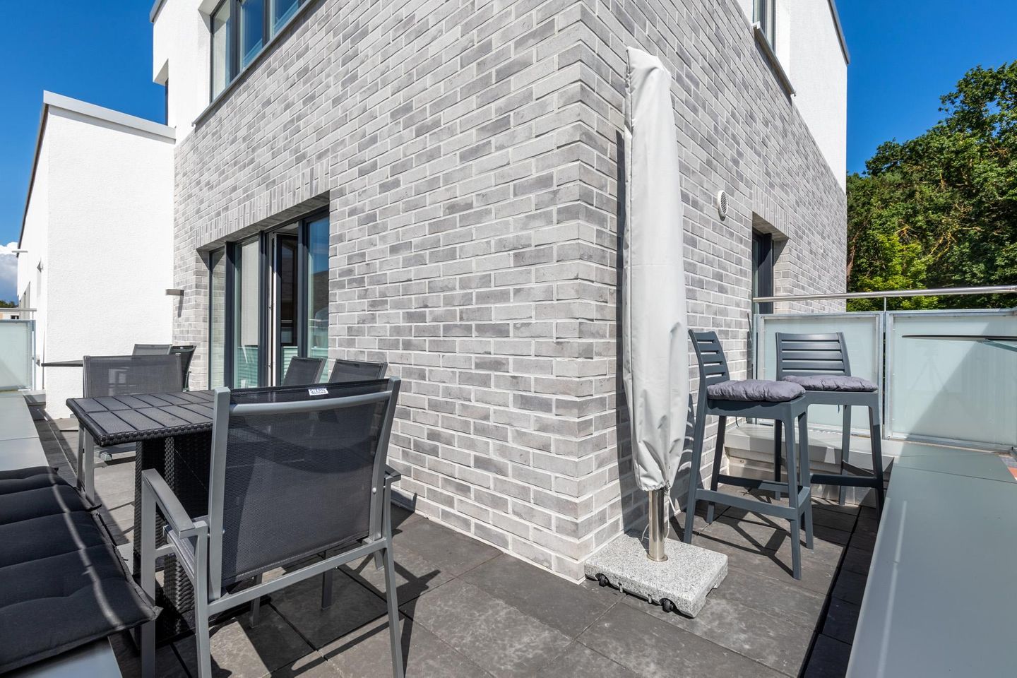 Aparthotel Ostseeallee Aparthotel Ostseeallee 1-03 Boltenhagen - Dachterrasse mit Tisch und Sitzgelegenheit