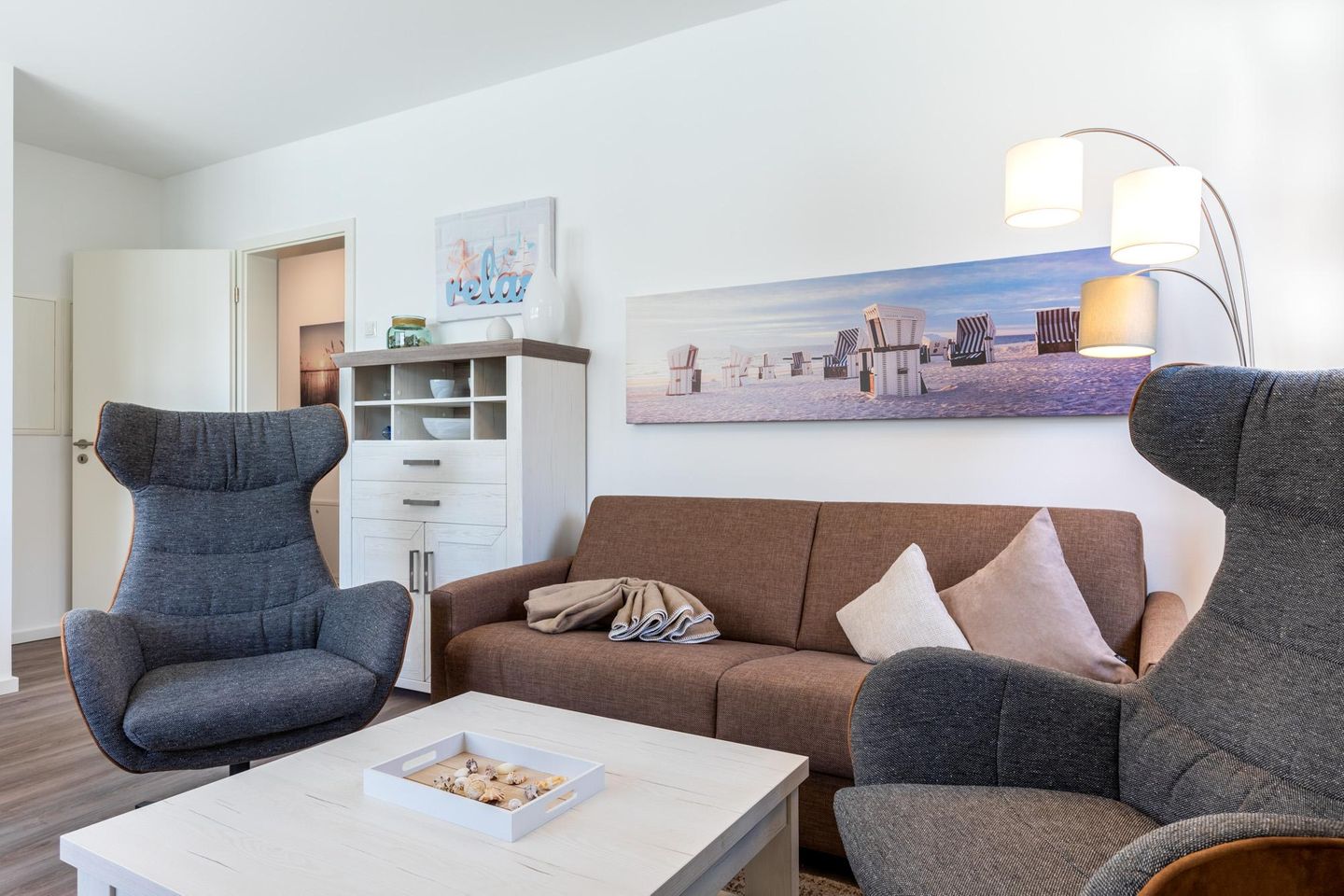 Aparthotel Ostseeallee Aparthotel Ostseeallee 1-03 Boltenhagen - Wohn-/Essbereich mit Doppelschlafcouch und Sessel