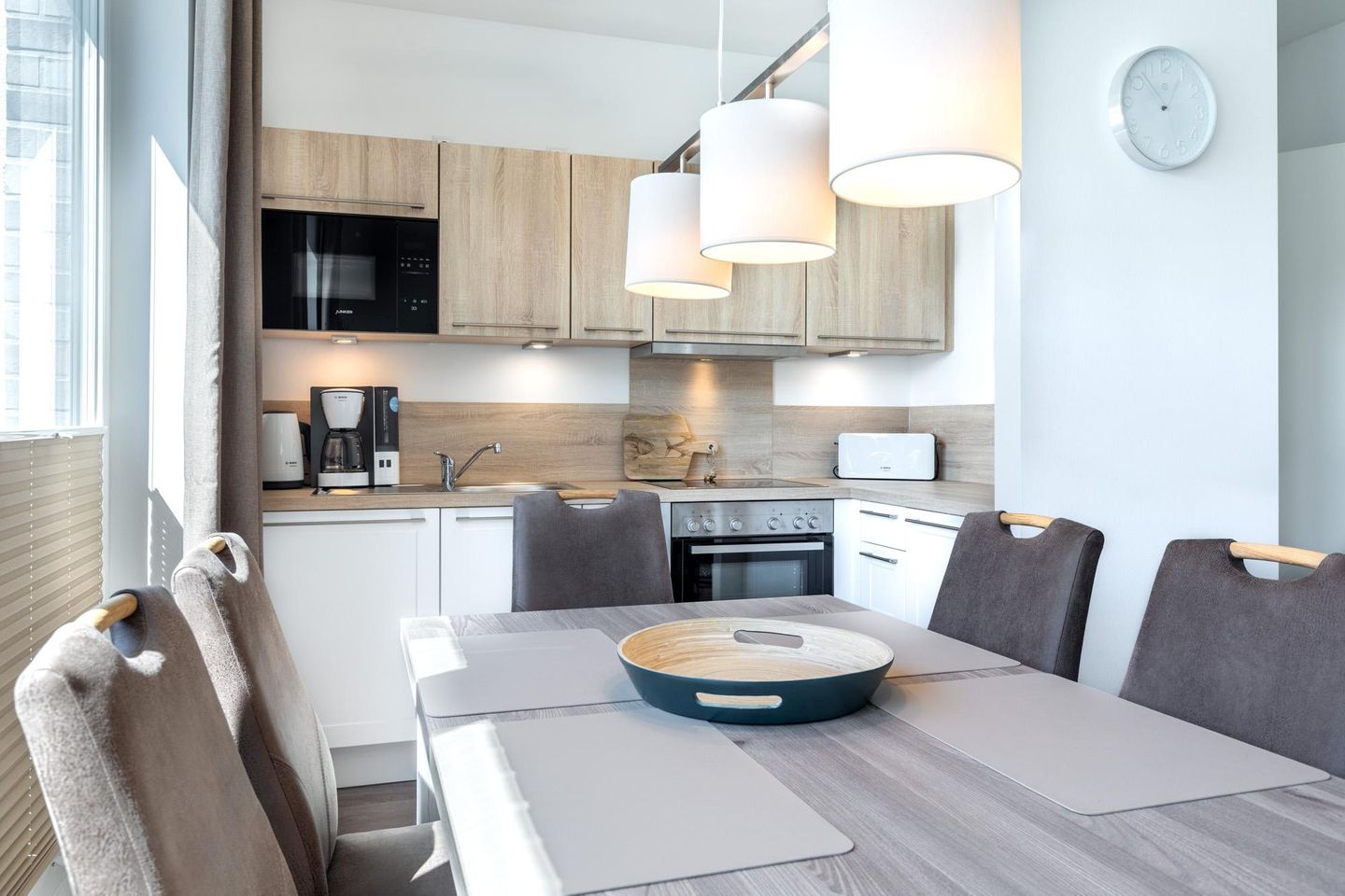 Aparthotel Ostseeallee Aparthotel Ostseeallee 1-03 Boltenhagen - Wohn-/Essbereich mit Küchenzeile, Esstisch und Sitzgelegenheit