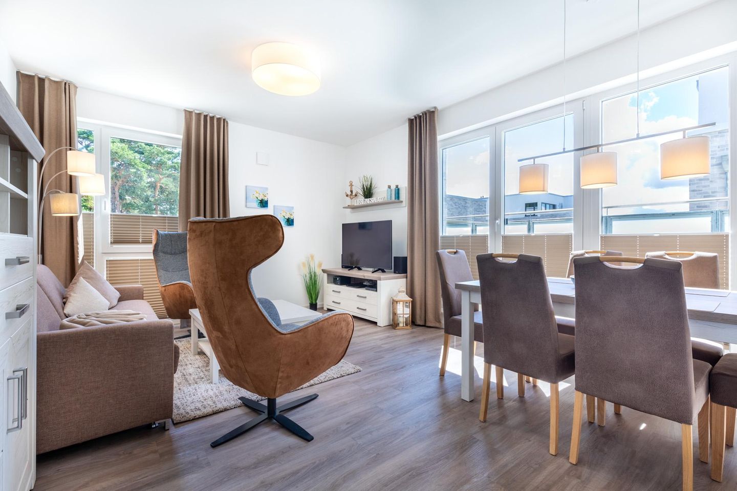 Aparthotel Ostseeallee Aparthotel Ostseeallee 1-03 Boltenhagen - Wohn-/Essbereich mit Sitzgelegenheiten, TV und Zugang zur Dachterrasse