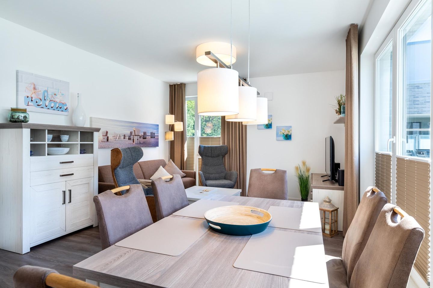 Aparthotel Ostseeallee Aparthotel Ostseeallee 1-03 Boltenhagen - Wohn-/Essbereich mit Esstisch und Sitzgelegenheit