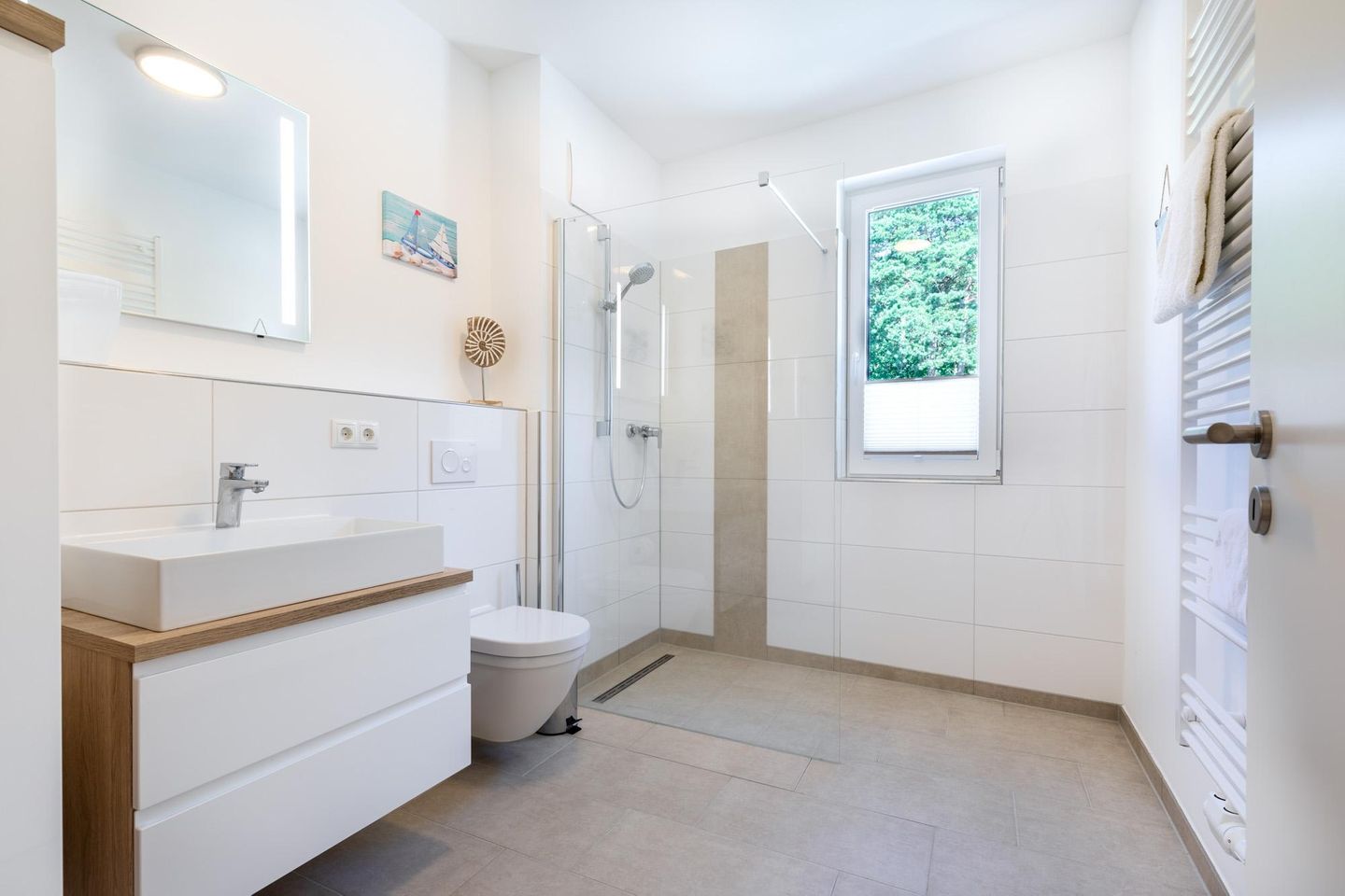 Aparthotel Ostseeallee Aparthotel Ostseeallee 1-03 Boltenhagen - Badezimmer "1" mit Dusche, Waschtisch und Spiegel