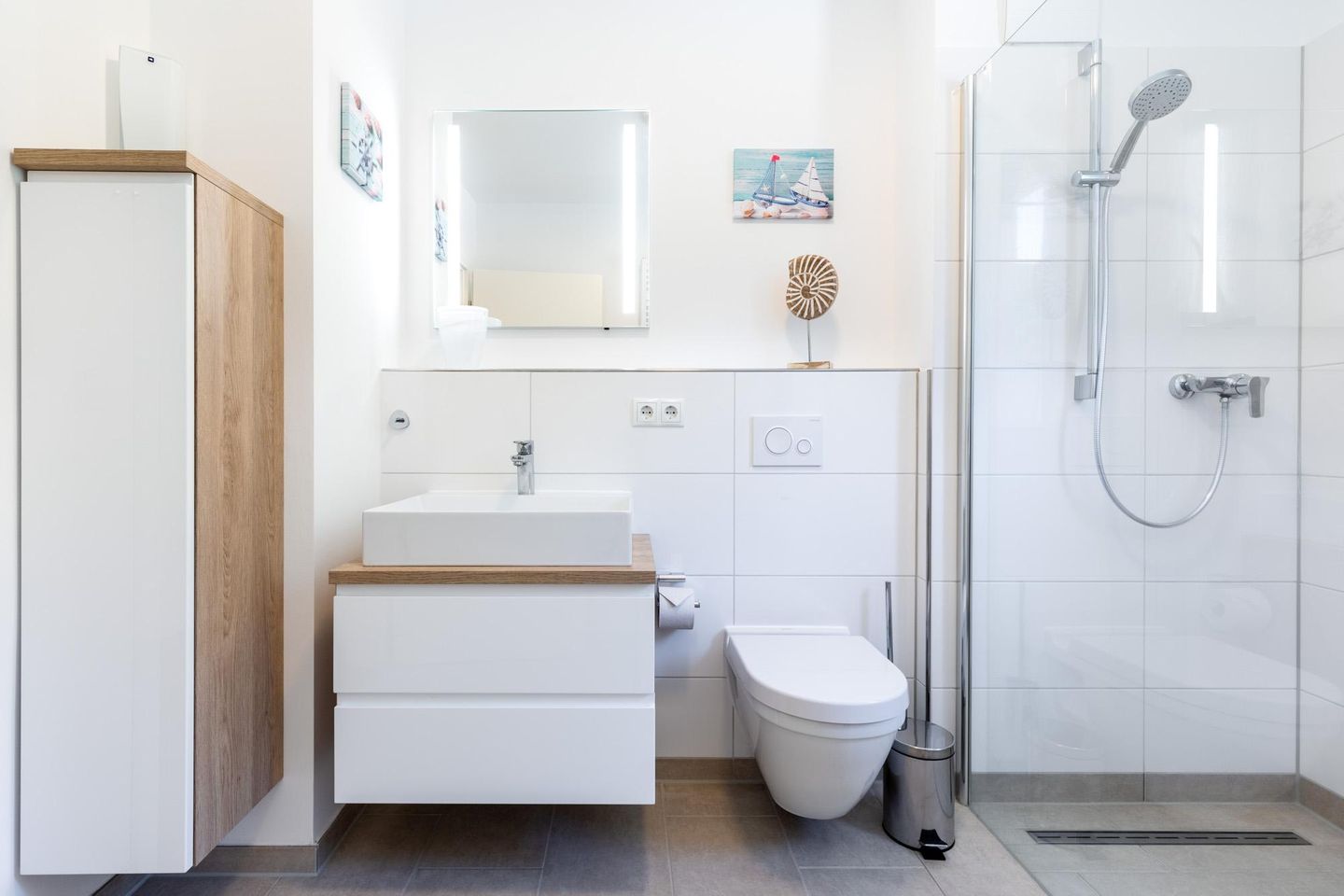 Aparthotel Ostseeallee Aparthotel Ostseeallee 1-03 Boltenhagen - Badezimmer "1" mit Dusche, Waschtisch und WC