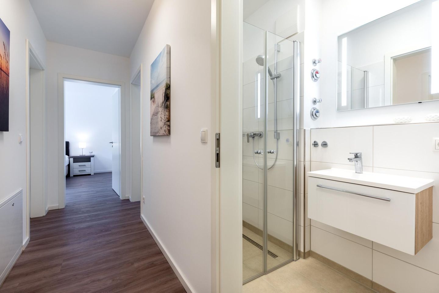 Aparthotel Ostseeallee Aparthotel Ostseeallee 1-03 Boltenhagen - Flur mit Blick zum Badezimmer "2"