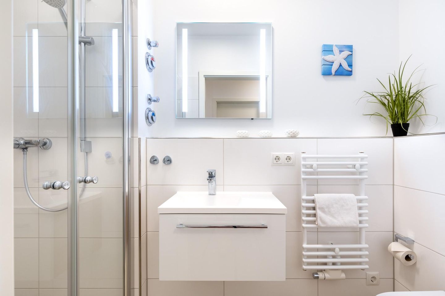 Aparthotel Ostseeallee Aparthotel Ostseeallee 1-03 Boltenhagen - Badezimmer "2" mit Dusche und Waschtisch