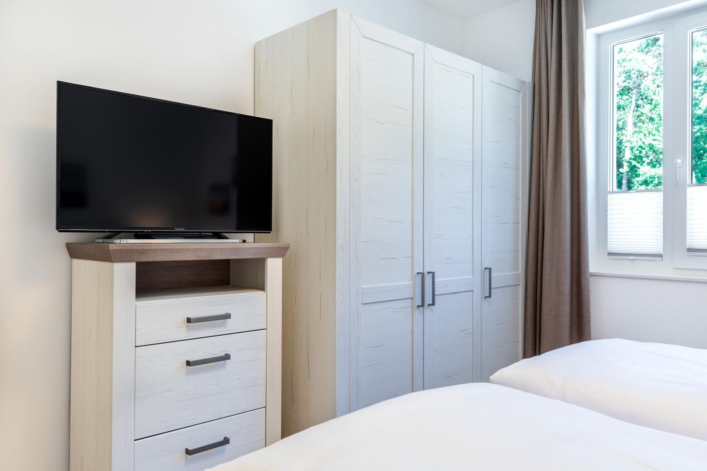 Aparthotel Ostseeallee Aparthotel Ostseeallee 1-03 Boltenhagen - Schlafzimmer "1" mit Kleiderschrank und TV