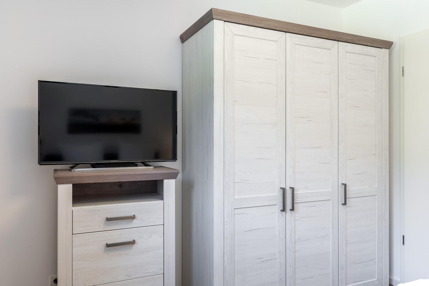 Aparthotel Ostseeallee Aparthotel Ostseeallee 1-03 Boltenhagen - Schlafzimmer "2" mit Kleiderschrank und TV