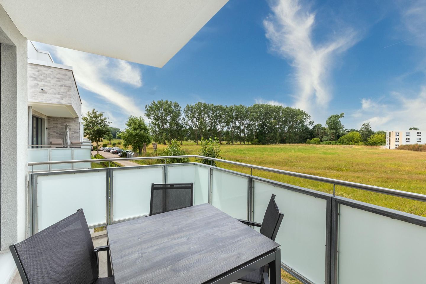 Aparthotel Ostseeallee Aparthotel Ostseeallee 1-04 Boltenhagen - Balkon mit Tisch und Sitzgelegenheit