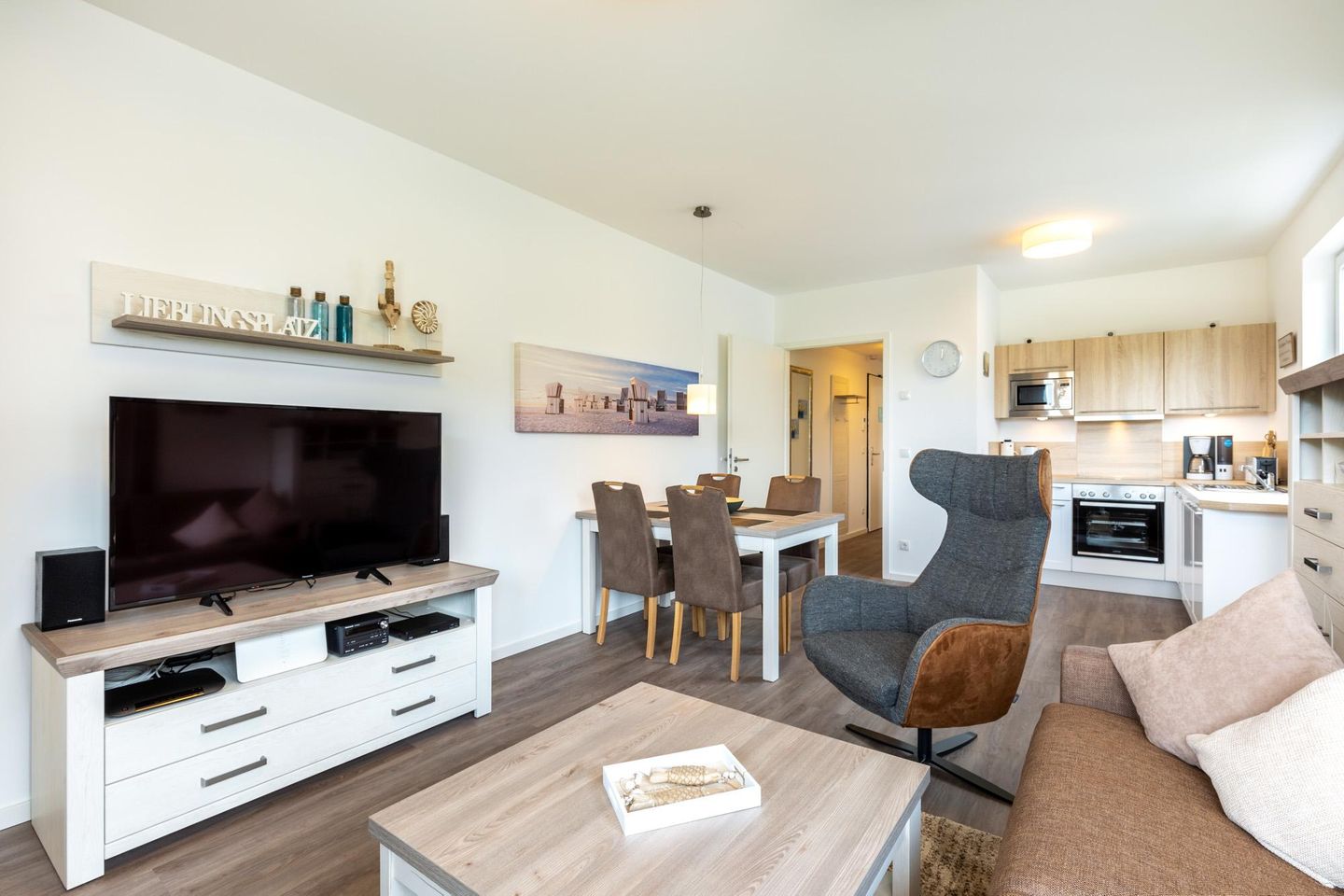 Aparthotel Ostseeallee Aparthotel Ostseeallee 1-04 Boltenhagen - Wohn-/Essbereich mit Sitzgelegenheiten, Couchtisch und TV