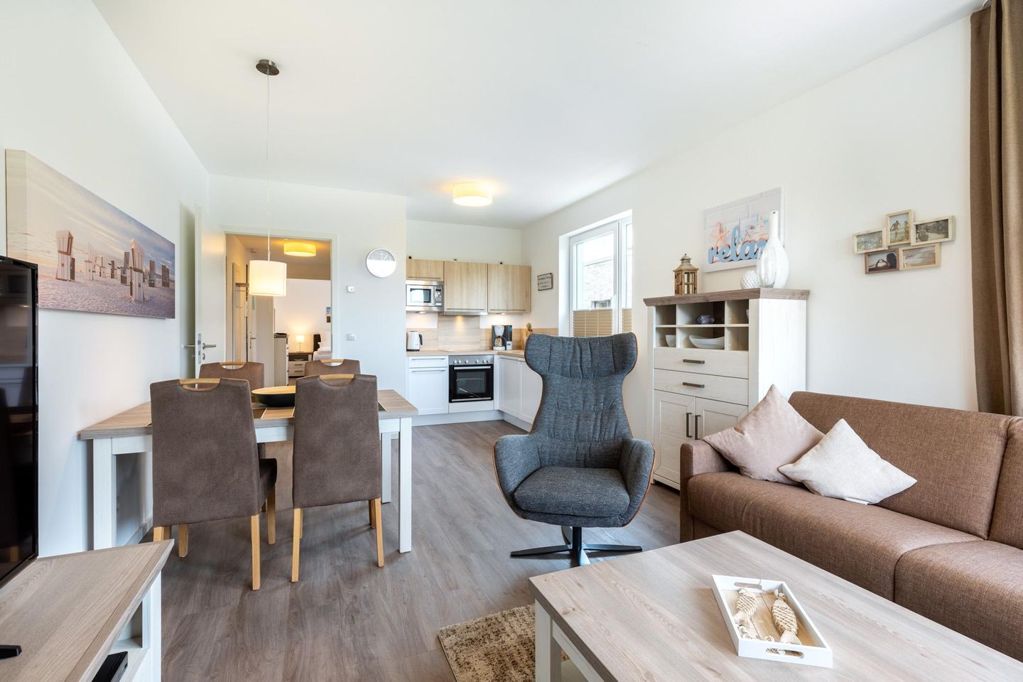 Aparthotel Ostseeallee Aparthotel Ostseeallee 1-04 Boltenhagen - Wohn-/Essbereich mit Doppelschlafcouch und Sitzgelegenheiten