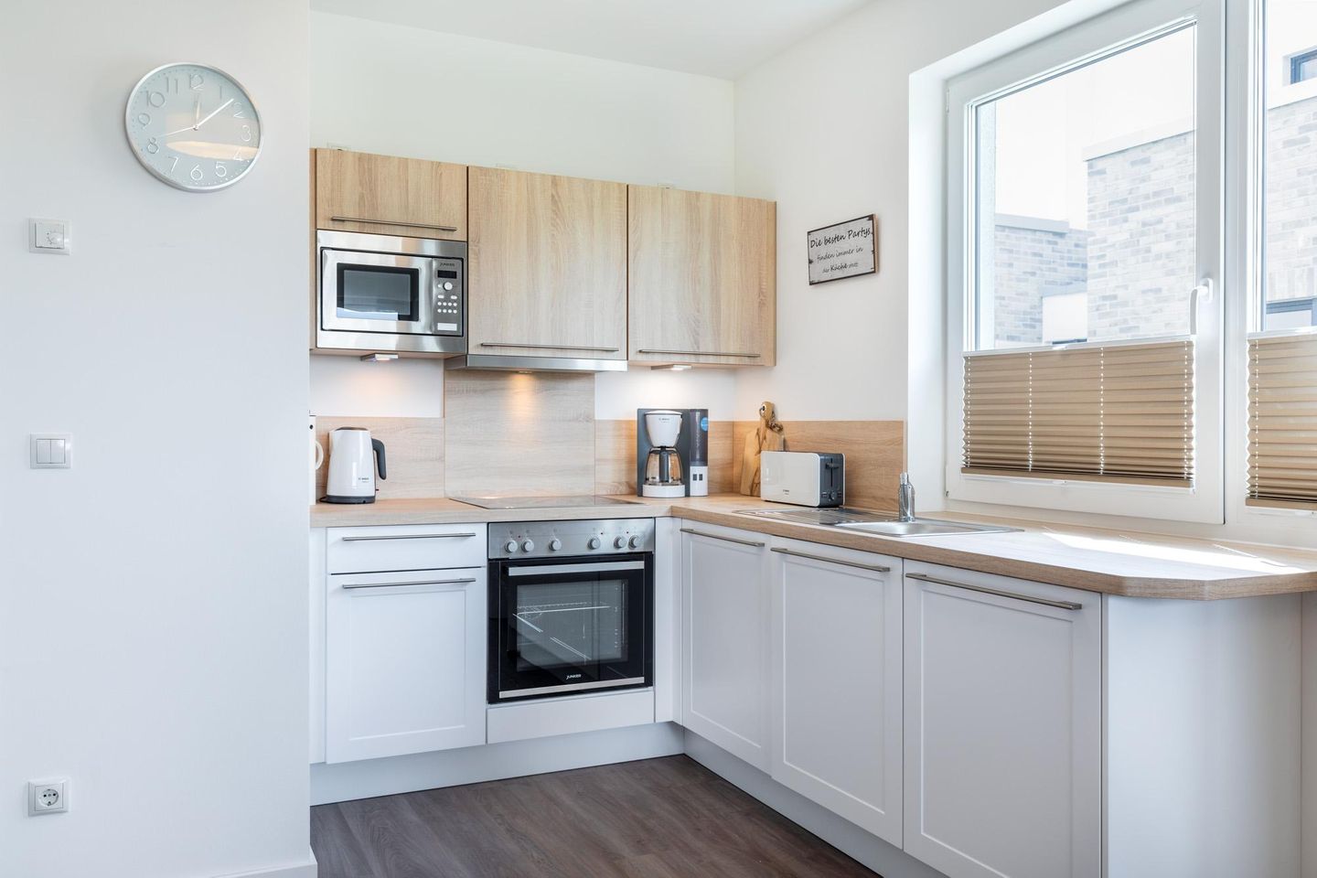 Aparthotel Ostseeallee Aparthotel Ostseeallee 1-04 Boltenhagen - Küchenzeile mit Backofen, Geschirrspüler und Mikrowelle