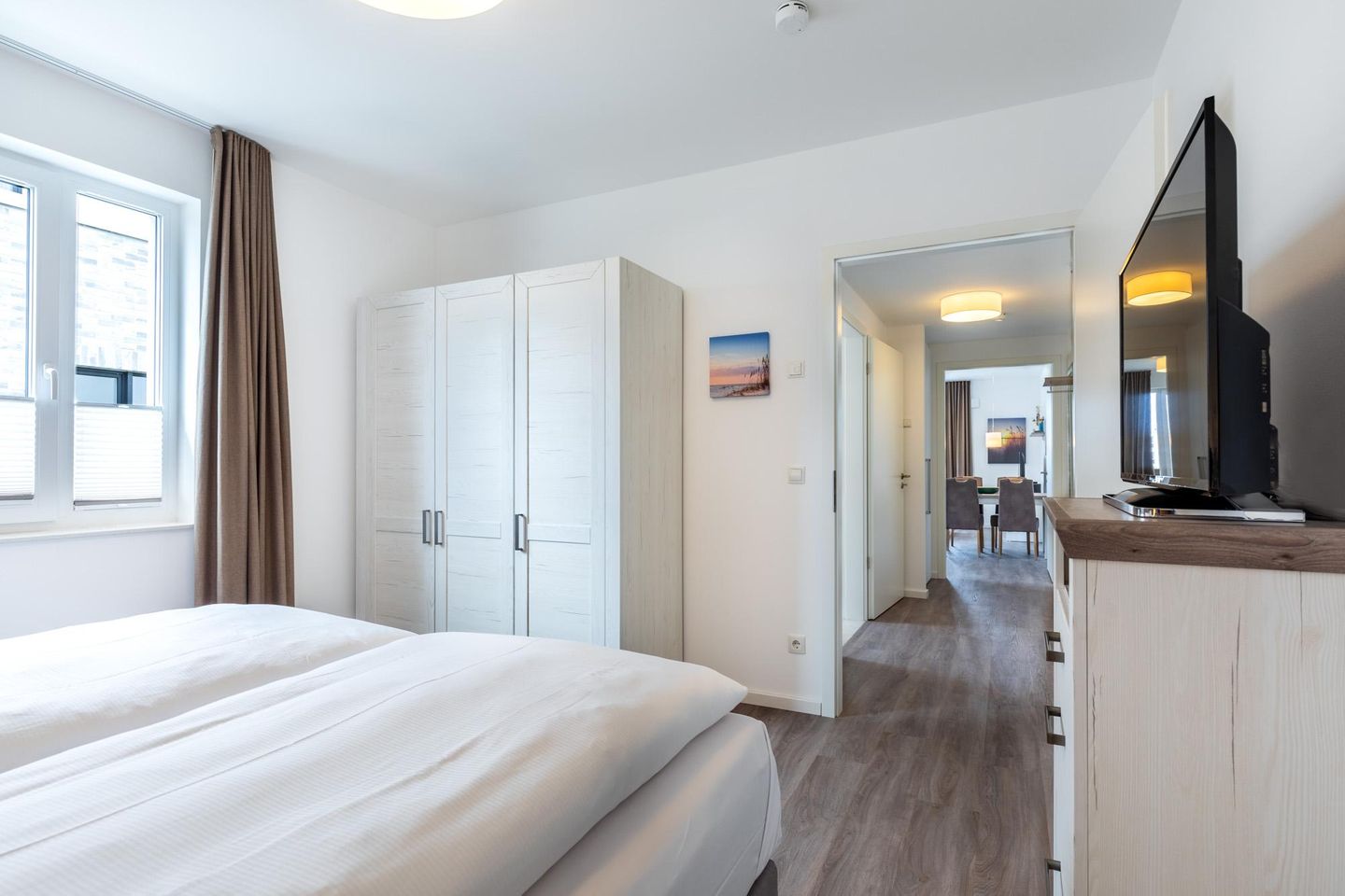 Aparthotel Ostseeallee Aparthotel Ostseeallee 1-04 Boltenhagen - Schlafzimmer mit Boxspringbett (1,80x2,00m), Kleiderschrank und TV