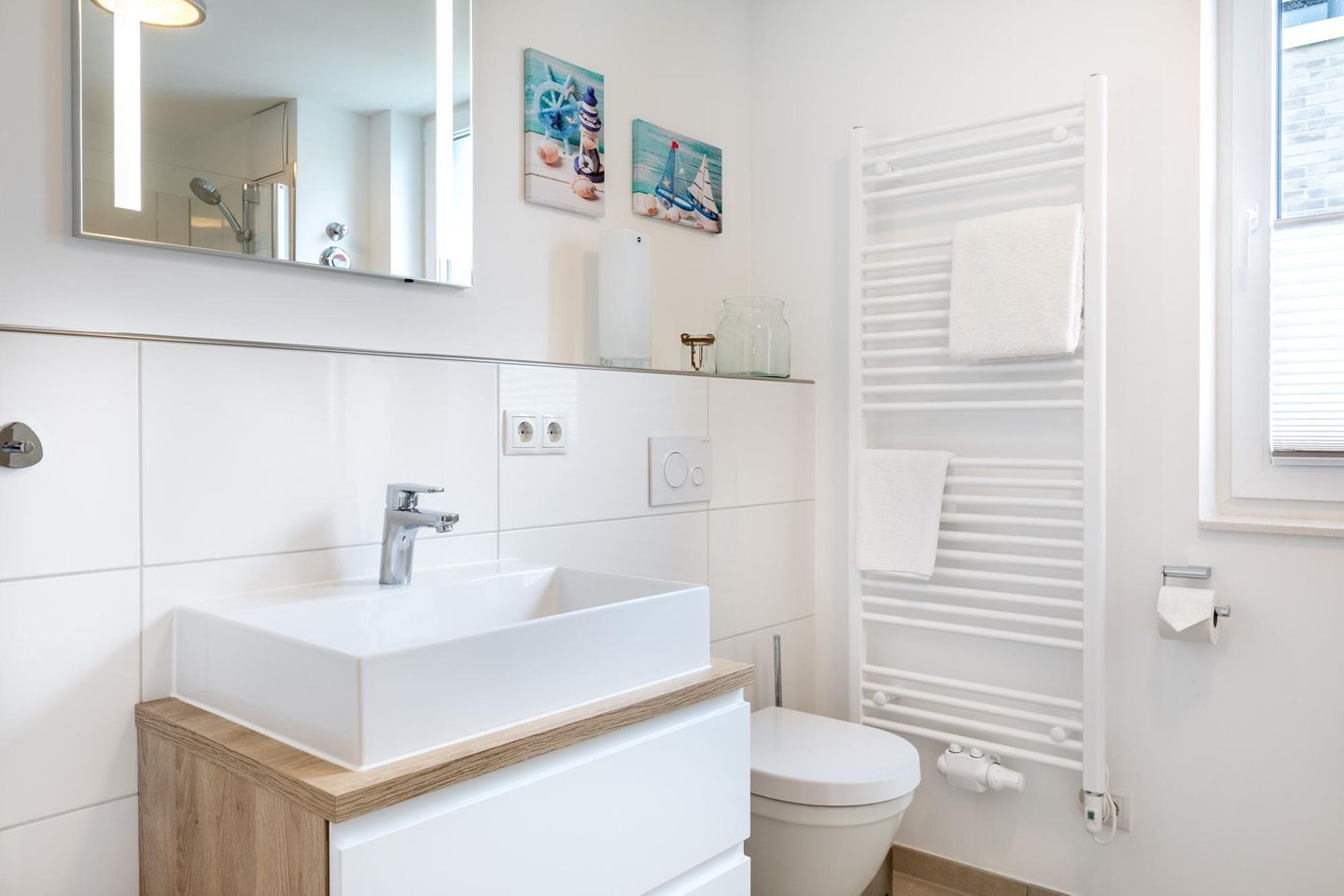 Aparthotel Ostseeallee Aparthotel Ostseeallee 1-04 Boltenhagen - Badezimmer mit Waschtisch, Spiegel und WC