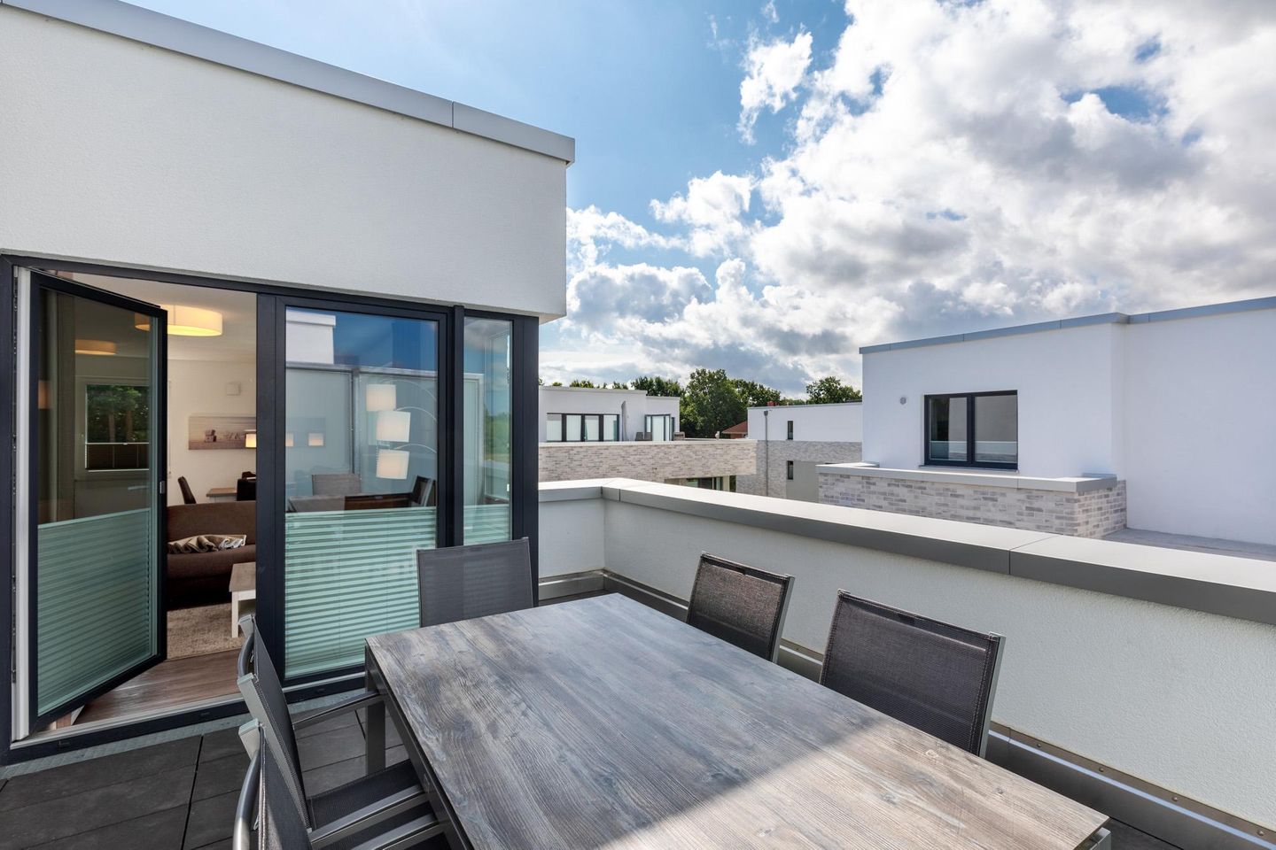 Aparthotel Ostseeallee Aparthotel Ostseeallee 1-06 Boltenhagen - Dachterrasse mit Tisch, Sitzgelegenheit und Zugang zum Wohn-/Essbereich