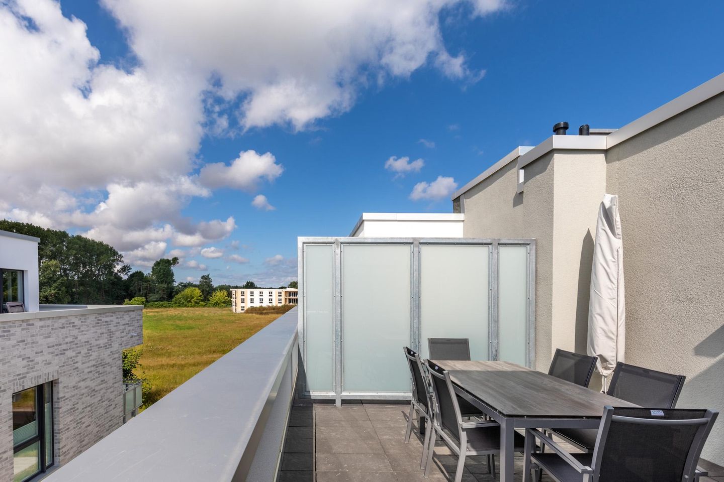 Aparthotel Ostseeallee Aparthotel Ostseeallee 1-06 Boltenhagen - Dachterrasse mit Tisch und Sitzgelegenheit