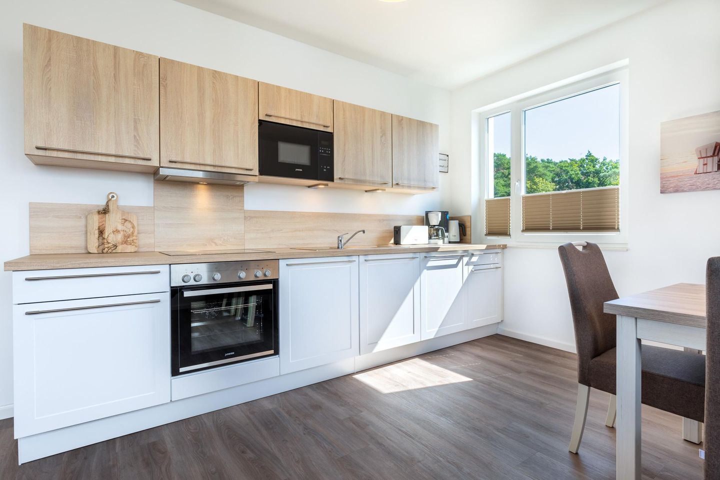 Aparthotel Ostseeallee Aparthotel Ostseeallee 1-06 Boltenhagen - Wohn-/Essbereich mit Küchenzeile