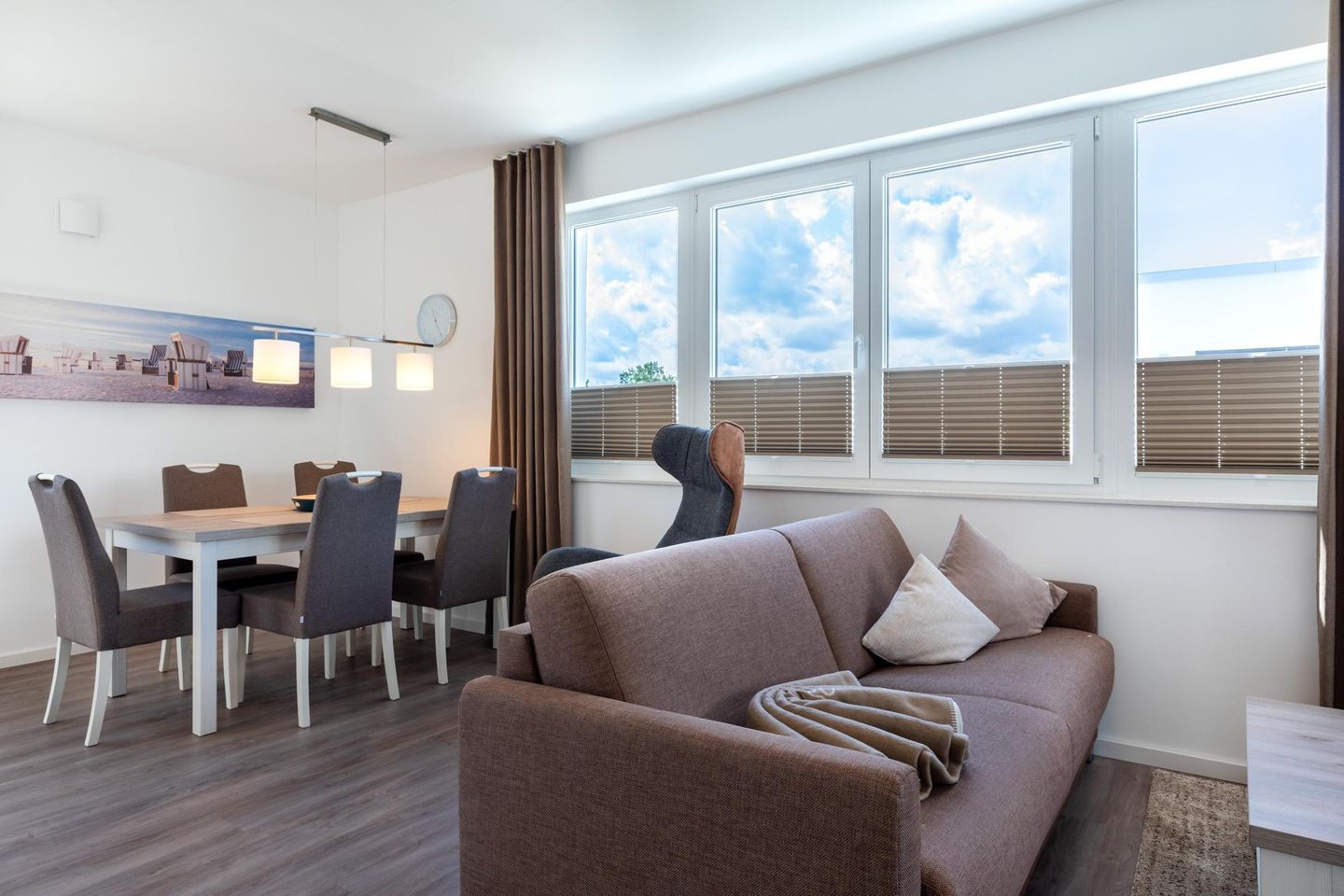 Aparthotel Ostseeallee Aparthotel Ostseeallee 1-06 Boltenhagen - Wohn-/Essbereich mit Doppelschlafcouch (1,60x2,00m), Esstisch und Sitzgelegenheit