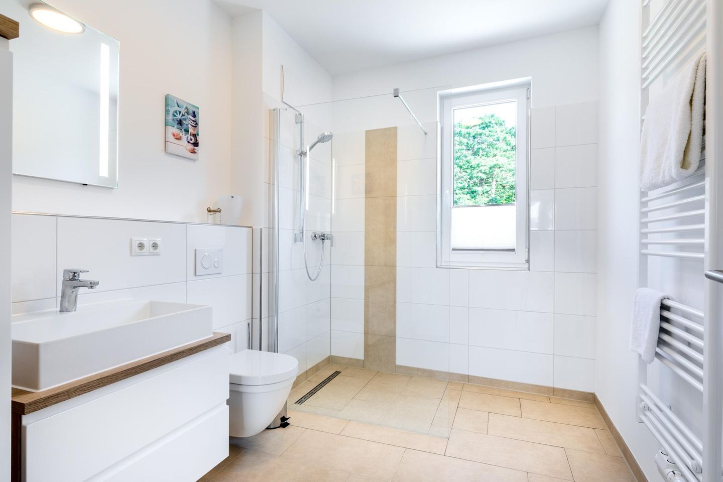 Aparthotel Ostseeallee Aparthotel Ostseeallee 1-06 Boltenhagen - Badezimmer "1" mit Dusche, Waschtisch, Spiegel und WC