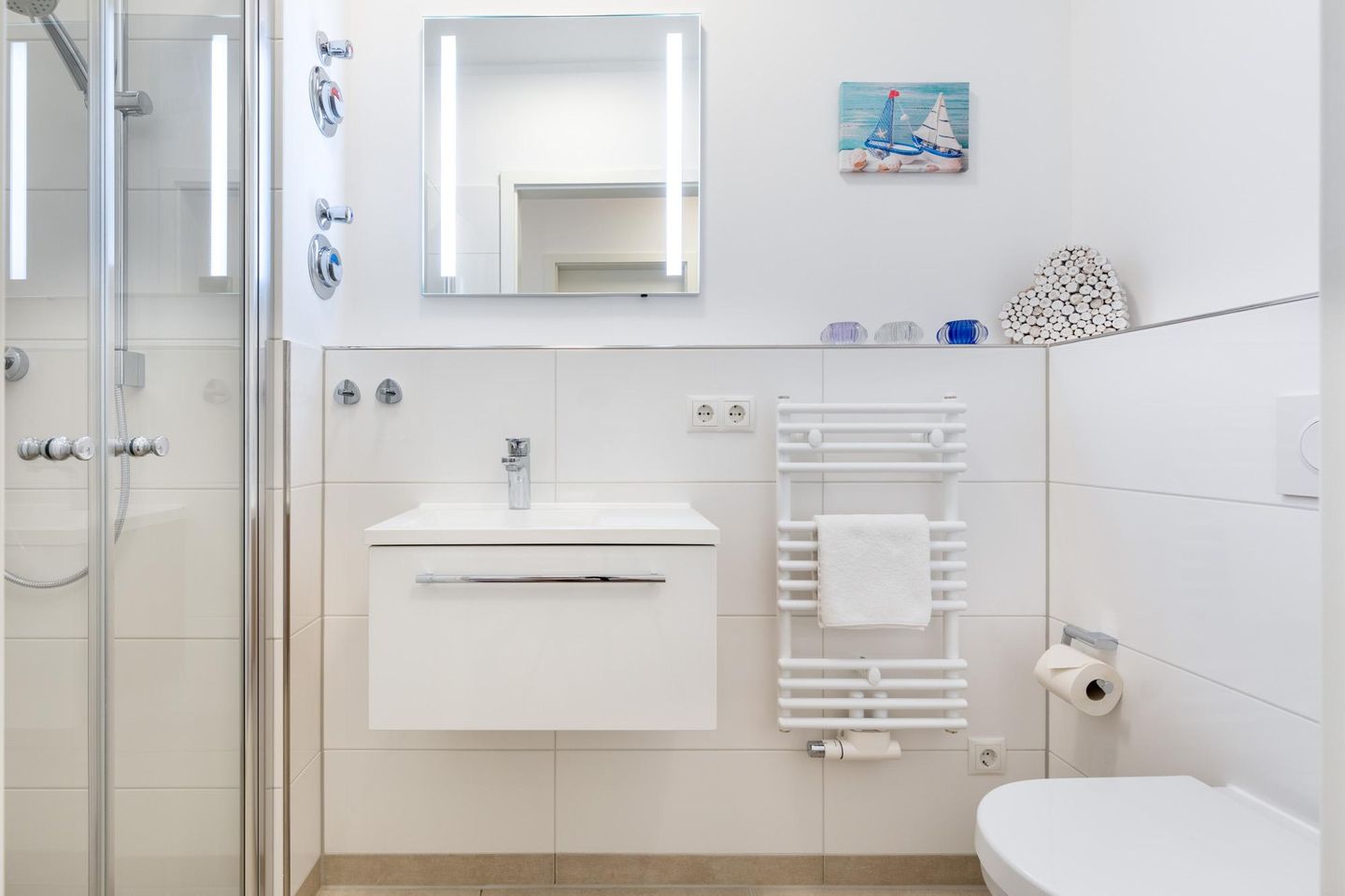 Aparthotel Ostseeallee Aparthotel Ostseeallee 1-06 Boltenhagen - Badezimmer "2" mit Dusche, Waschtisch und Spiegel