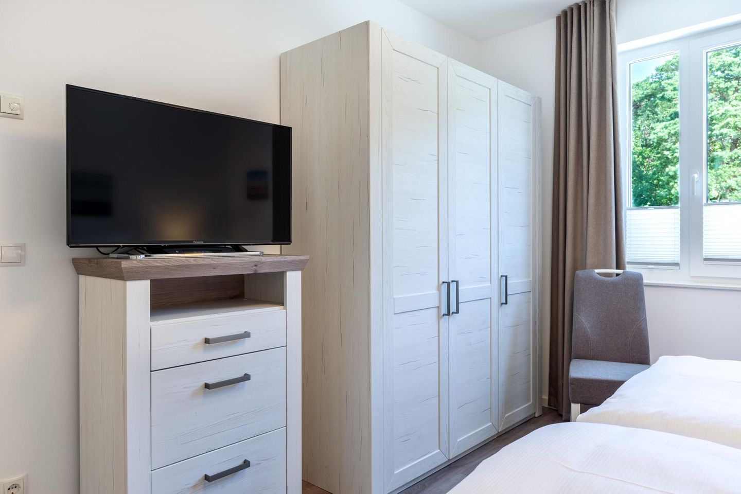 Aparthotel Ostseeallee Aparthotel Ostseeallee 1-06 Boltenhagen - Schlafzimmer "1" mit Boxspringbett (1,80x2,00m), Kleiderschrank und TV