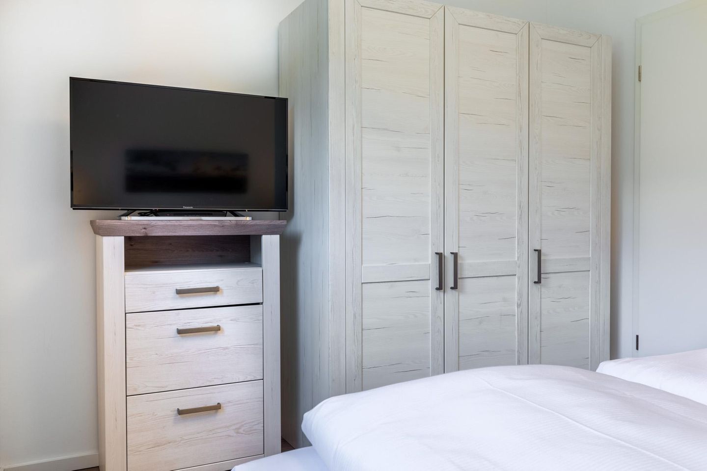 Aparthotel Ostseeallee Aparthotel Ostseeallee 1-06 Boltenhagen - Schlafzimmer "2" mit Boxspringbett (1,80x2,00m), TV und Kleiderschrank