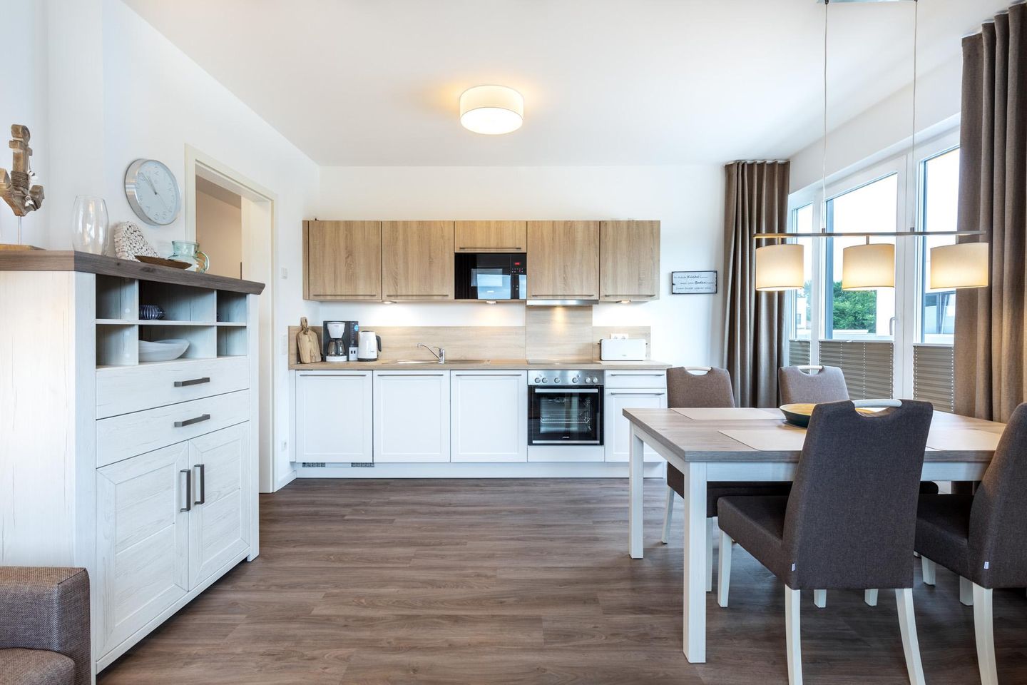 Aparthotel Ostseeallee Aparthotel Ostseeallee 1-07 Boltenhagen - Wohn-/Essbereich mit Küchenzeile und Essecke