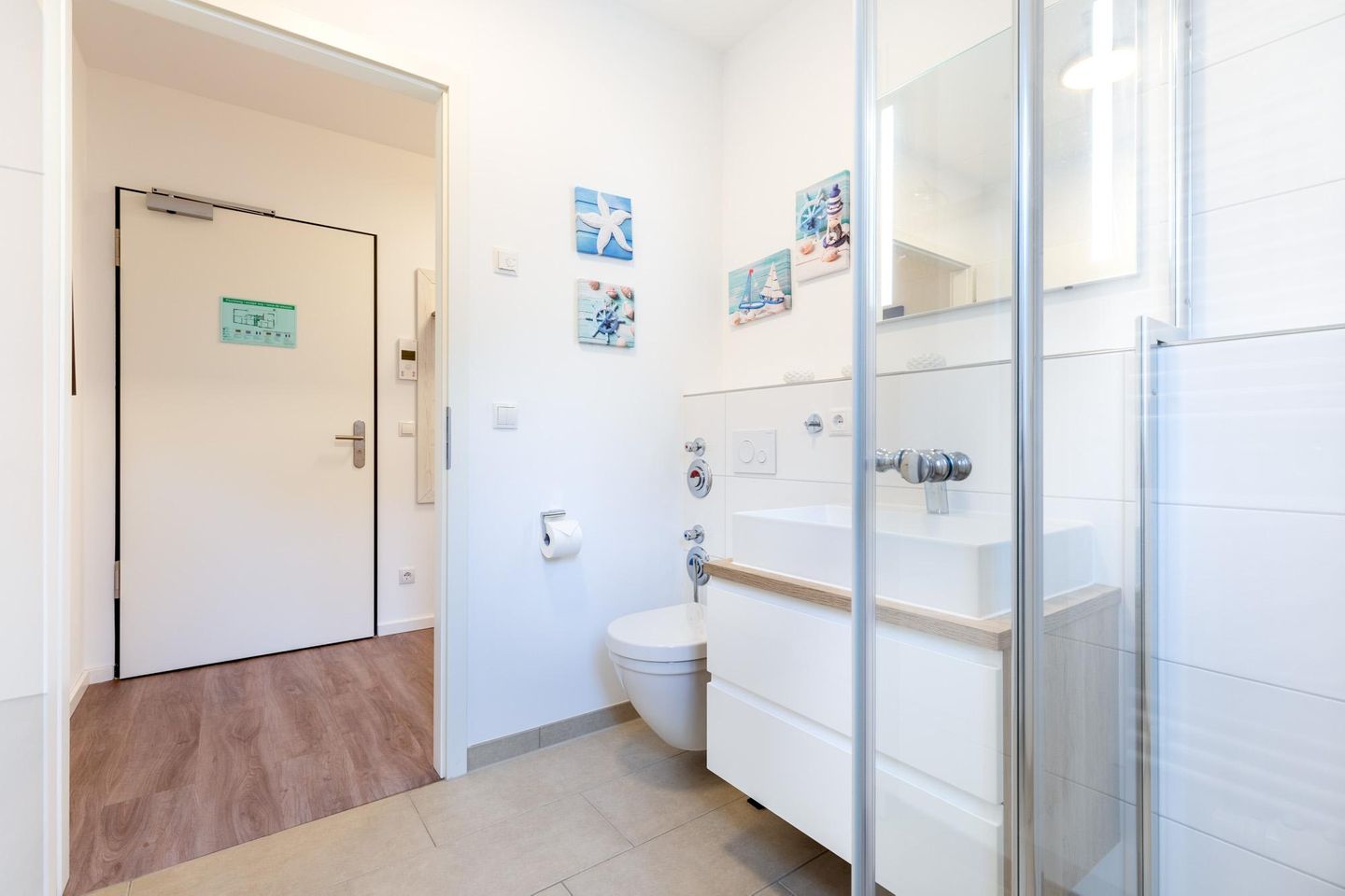 Aparthotel Ostseeallee Aparthotel Ostseeallee 1-07 Boltenhagen - Badezimmer mit Zugang zum Flur