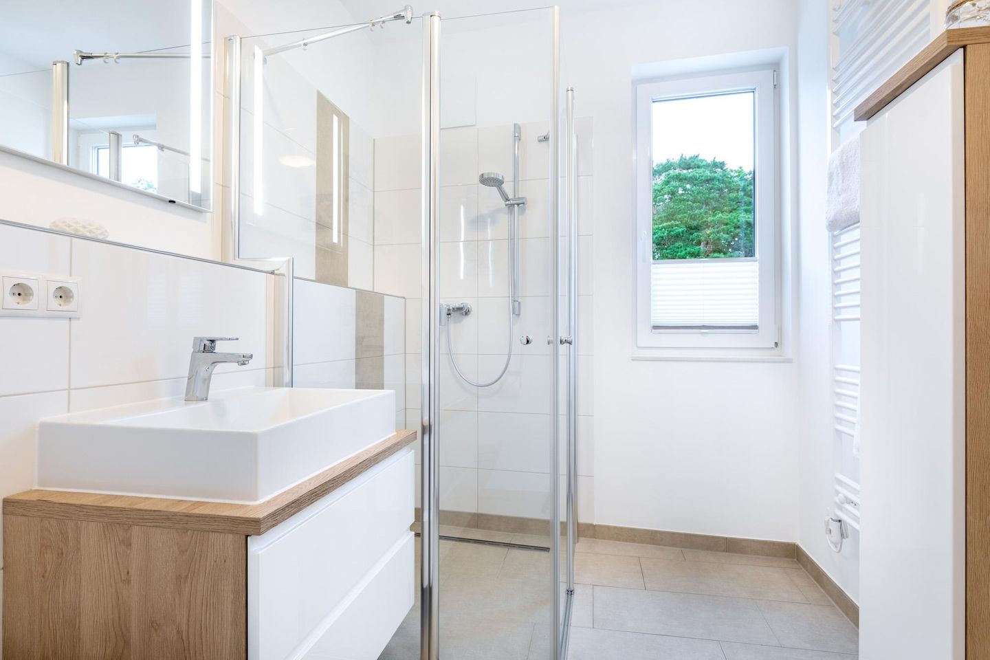 Aparthotel Ostseeallee Aparthotel Ostseeallee 1-07 Boltenhagen - Badezimmer mit Dusche, Waschtisch und Spiegel