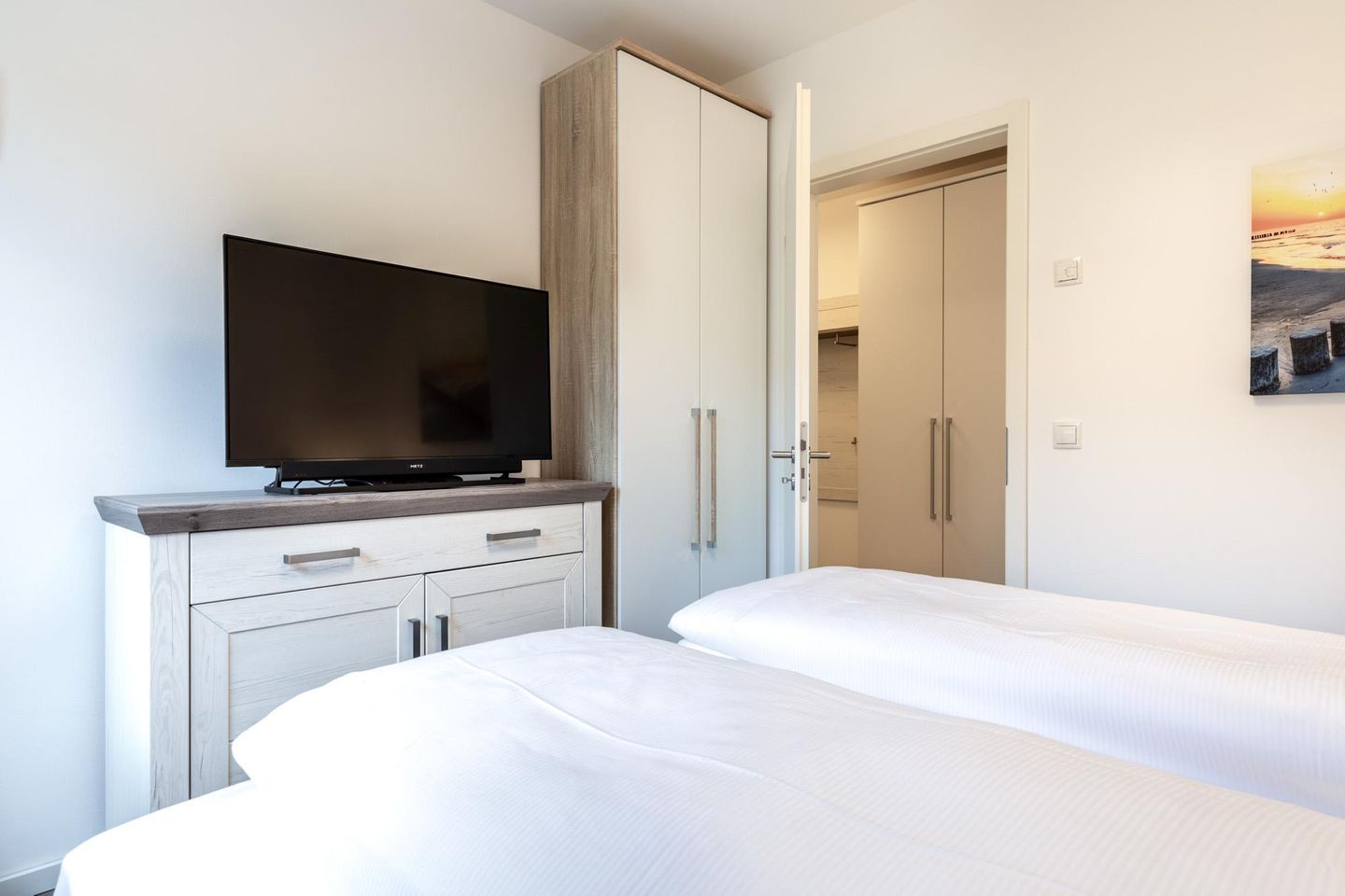 Aparthotel Ostseeallee Aparthotel Ostseeallee 1-07 Boltenhagen - Schlafzimmer "2" mit Zugang zum Flur