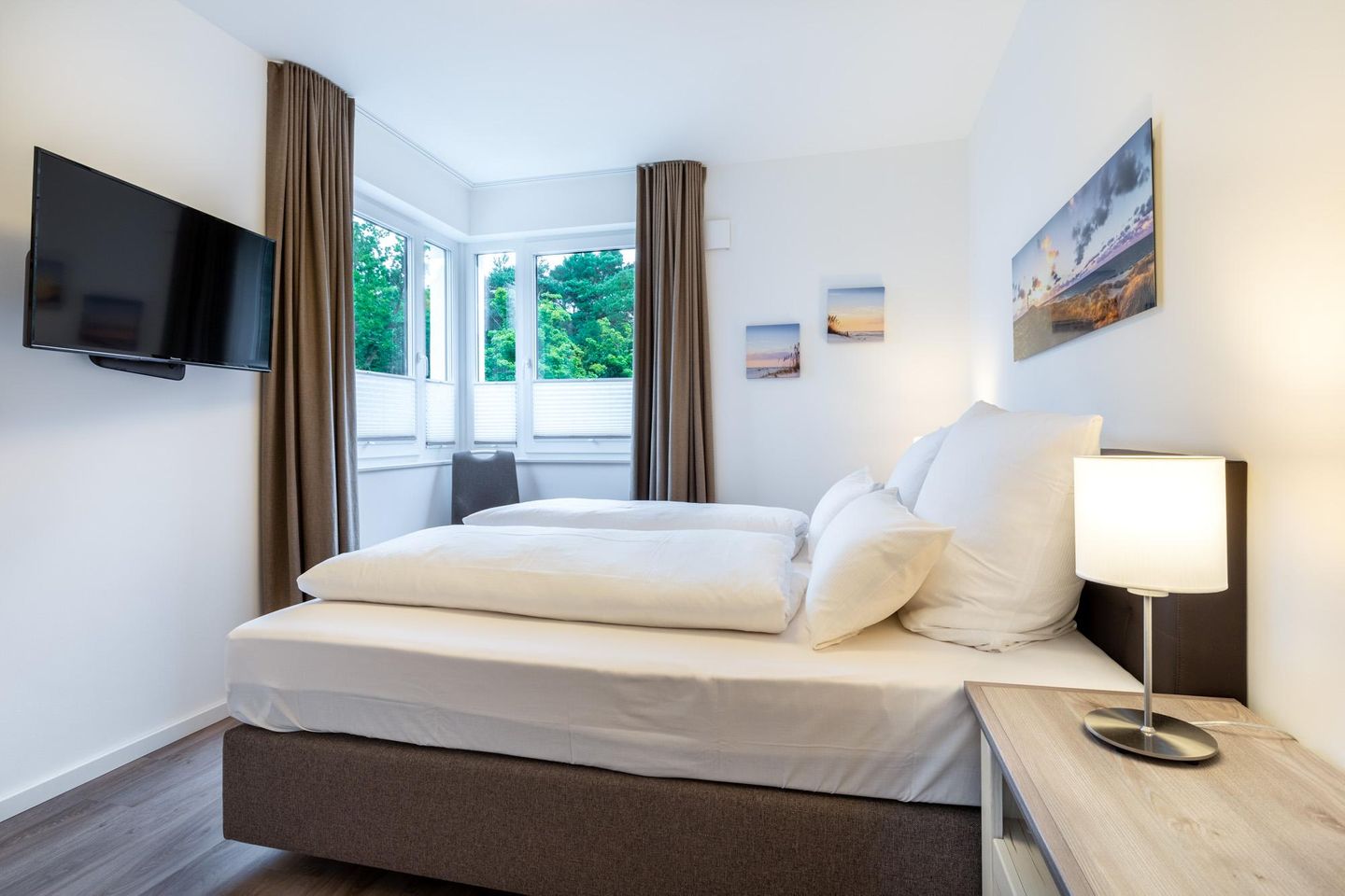 Aparthotel Ostseeallee Aparthotel Ostseeallee 1-07 Boltenhagen - Schlafzimmer mit Boxspringbett und TV