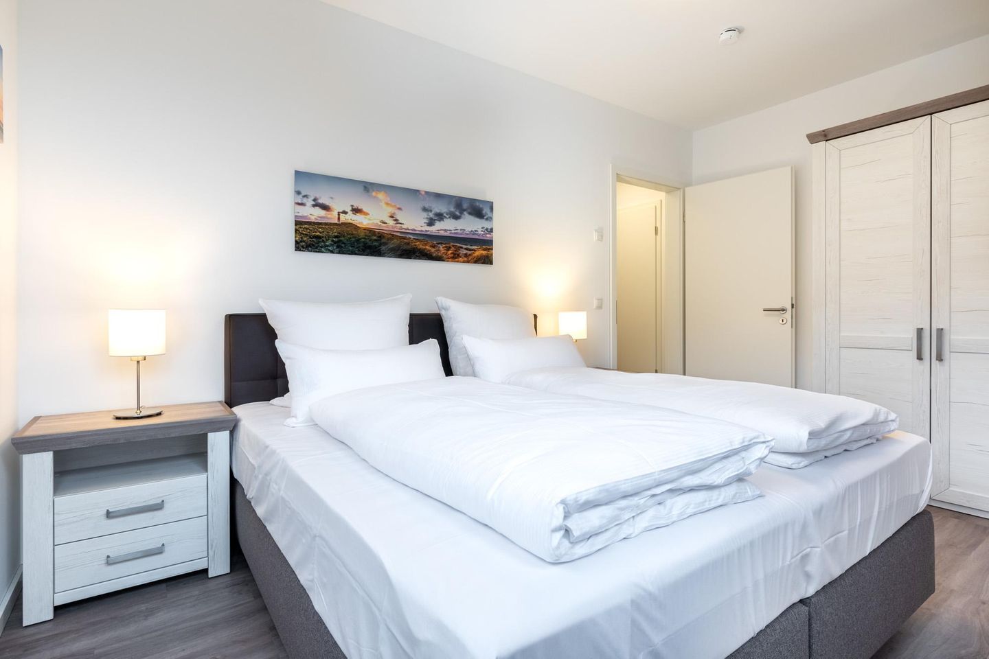 Aparthotel Ostseeallee Aparthotel Ostseeallee 1-07 Boltenhagen - Schlafzimmer "1" mit Boxspringbett und Kleiderschrank